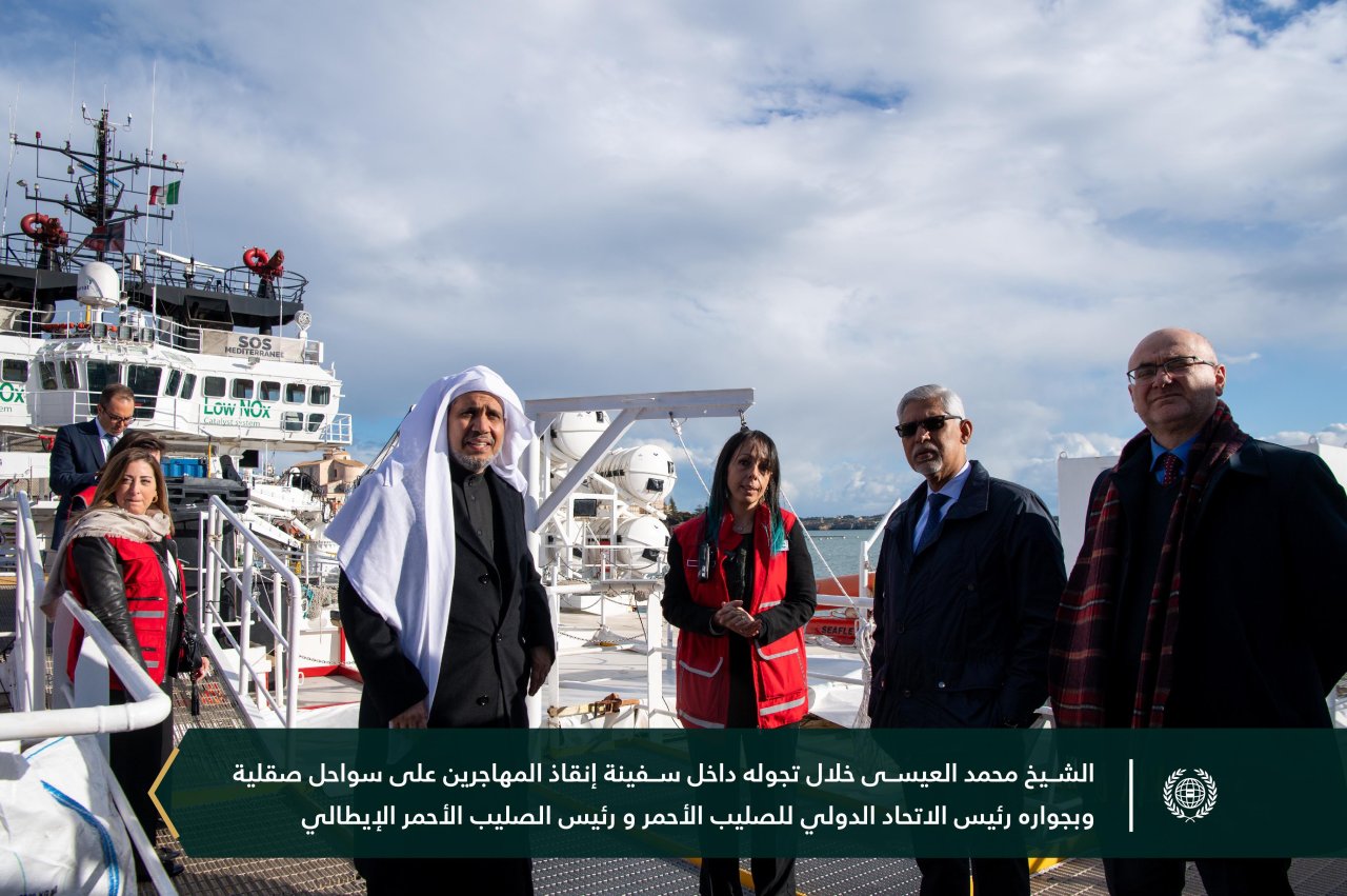 ‏على متن السفينة الإنسانية الأشهر عالميًّا &quot;Ocean Viking&quot;، وتأكيداً للشراكة الاستراتيجية: ‏معالي الأمين العام الشيخ د.⁧‫محمد العيسى‬⁩، يلتقي معالي رئيس الاتحاد الدولي للصليب الأحمر