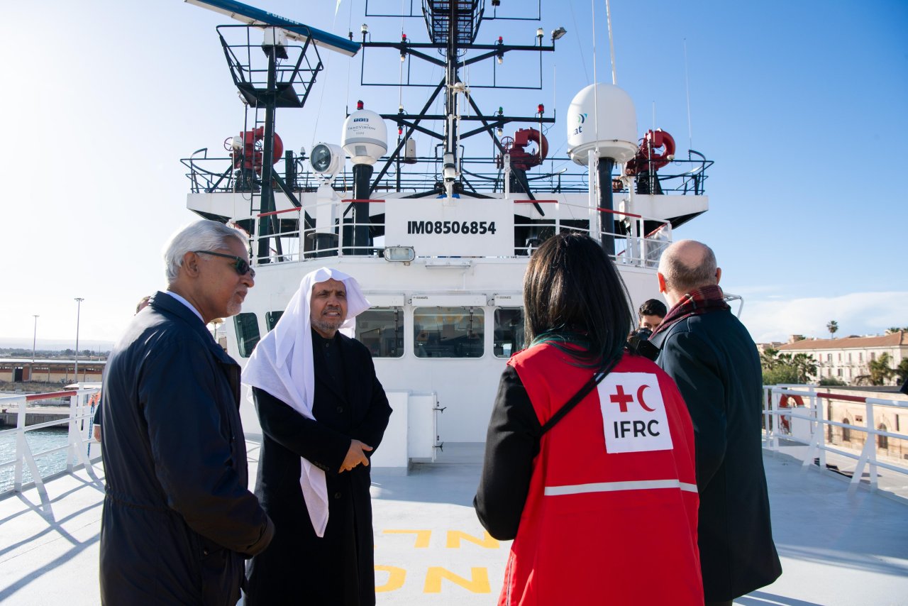 د.العيسى يلتقي رئيس جمعيات الصليب الأحمر والهلال الأحمر على متن سفينة &quot;أوشن فايكينغ&quot;