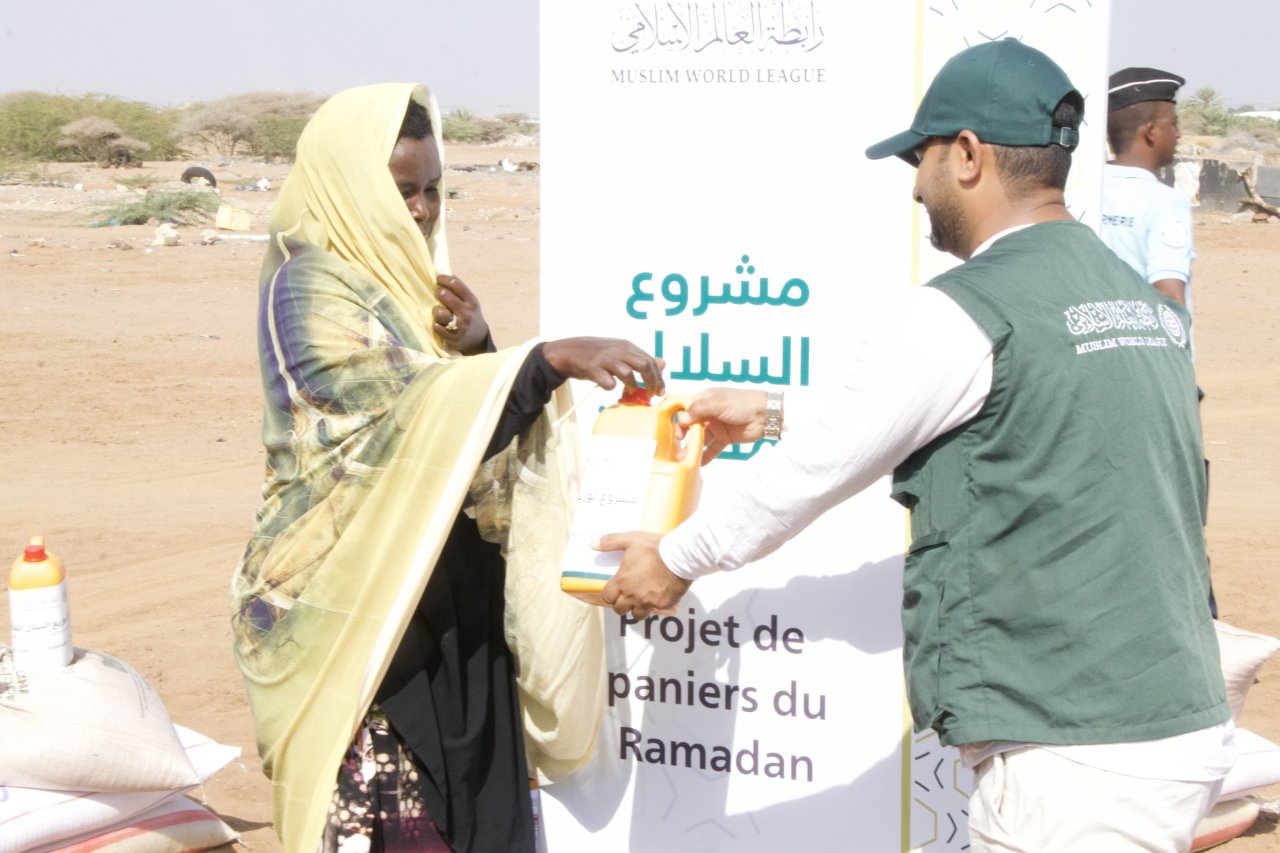 قوافِلُ ⁧‫رابطة العالم الإسلامي‬⁩ تُوَاصِل تنفيذَ مشروع توزيع السِّلال الرَّمضانية على الفئات الأكثر احتياجًا في العالَم الإسلامي ودول الأقليَّات، هنا حطَّت رحالُ العطاء في &quot;جيبوتي&quot; العزيزة