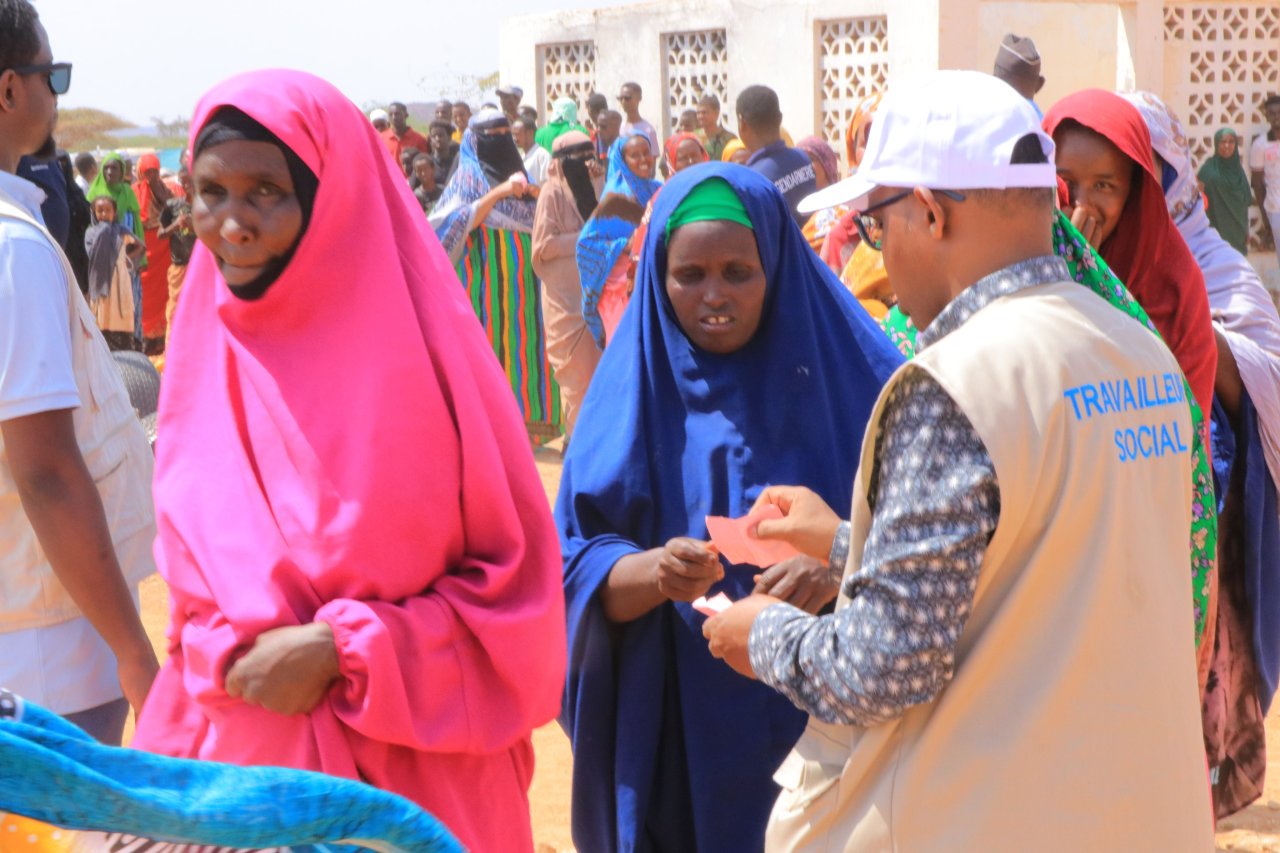 قوافِلُ ⁧‫رابطة العالم الإسلامي‬⁩ تُوَاصِل تنفيذَ مشروع توزيع السِّلال الرَّمضانية على الفئات الأكثر احتياجًا في العالَم الإسلامي ودول الأقليَّات، هنا حطَّت رحالُ العطاء في &quot;جيبوتي&quot; العزيزة