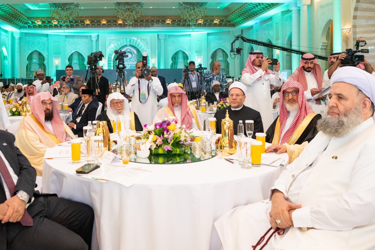 افتتاحُ أعمال المؤتمر الدولي: &quot;بناء الجسور بين المذاهب الإسلامية&quot; بجوار المسجد الحرام بمكة المكرمة، بمشاركةٍ استثنائيةٍ لكبار الشخصيات الإسلامية، من المفتين وكبار العلماء مُمثّلي مختلف المذاهب الإسلامية، وبحضور السُّفراء ممثِّلي دول منظمة التعاون الإسلامي