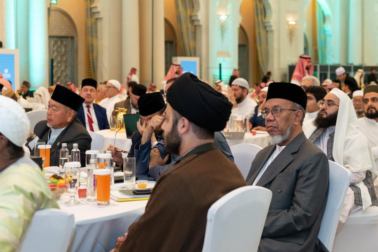 علماء المسلمين ومفتوهم يصدرون من مكة المكرمة &quot;وثيقة بناء الجسور بين المذاهب الإسلامية&quot; للتذكير بمفهوم الأمة الواحدة وتجاوز مآسي الطائفية