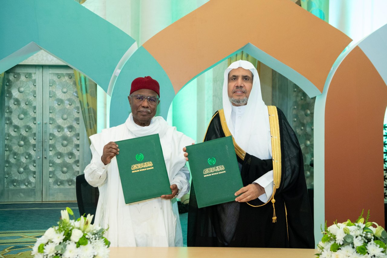 توقيعُ مذكّرتَي تفاهُم بين رابطة العالم الإسلامي ومنظمة التعاون الإسلامي