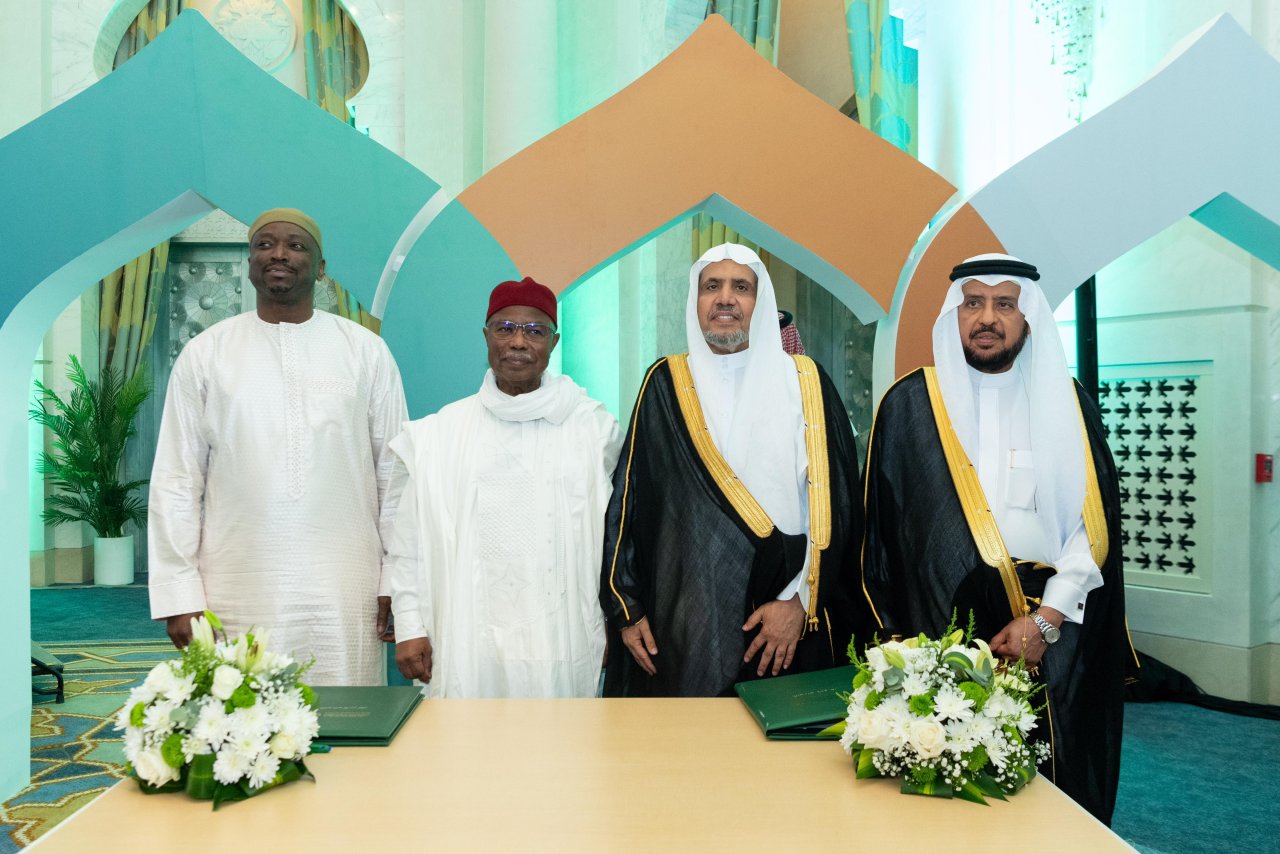 توقيعُ مذكّرتَي تفاهُم بين رابطة العالم الإسلامي ومنظمة التعاون الإسلامي