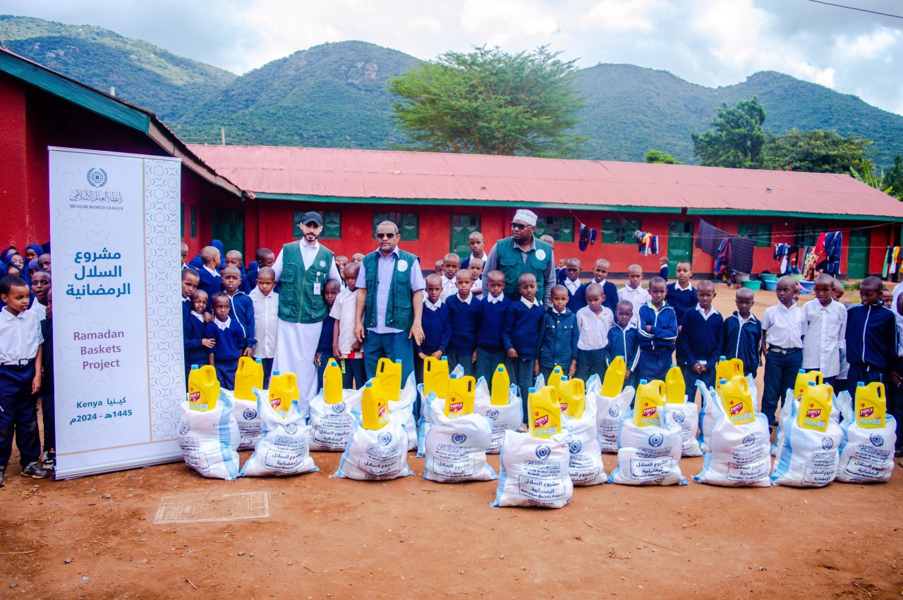 The Muslim World League continues to implement its project to distribute Ramadan Food Baskets to those in need in the Islamic world and the countries with Muslim minorities. Here, the MWL team is distributing Ramadan Food Baskets to people in Kenya.