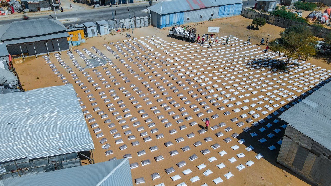 قوافِل ⁧‫رابطة العالم الإسلامي‬⁩ تُواصل تنفيذَ مشروع توزيع السِّلال الرمضانية على الفئات الأكثر احتياجًا في العالَم الإسلامي ودُول الأقليَّات، هُنا حطَّتْ رحالُ العطاء في الصُّومال