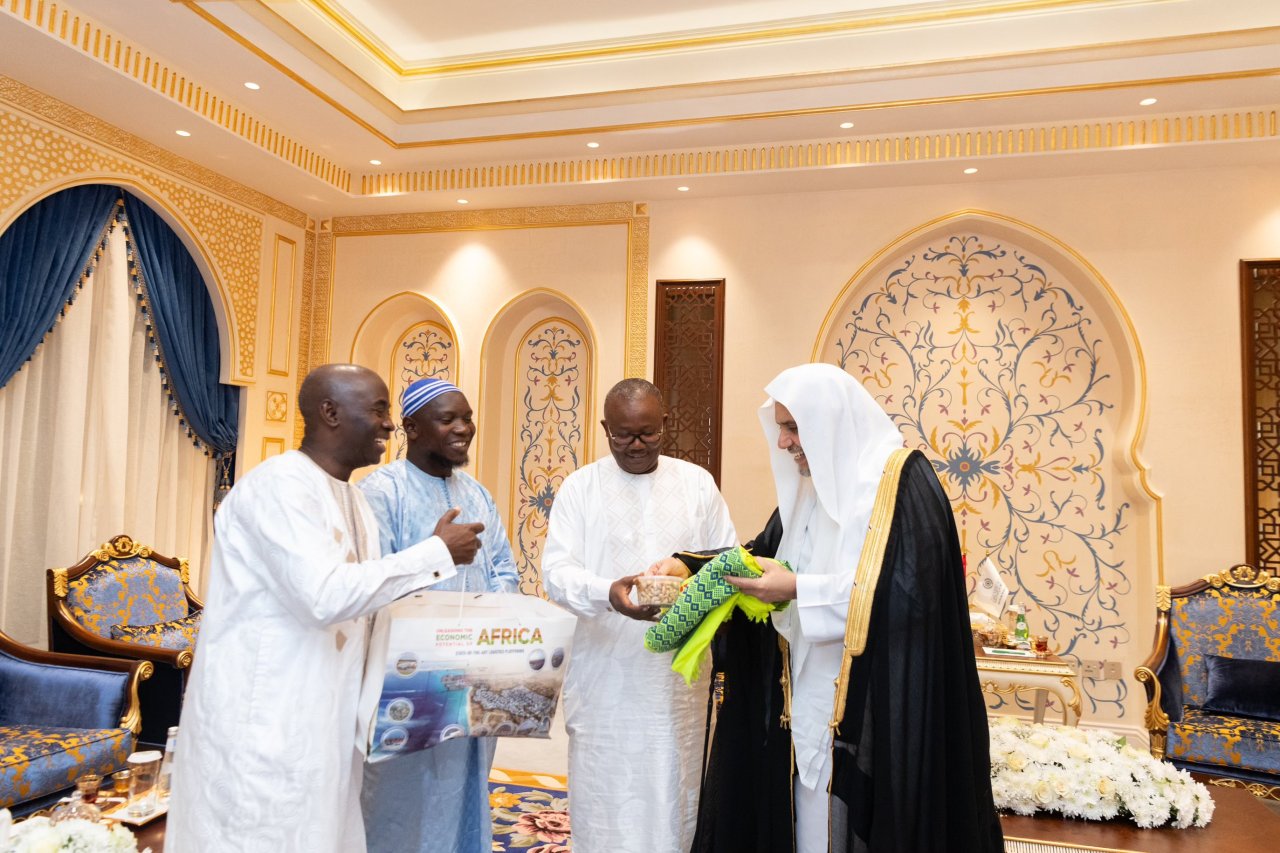 ‏سعِدنا في ⁧‫رابطة العالم الإسلامي‬⁩ بزيارة فخامةِ رئيس جمهورية غينيا بيساو، السيد عمر سيسوكو أمبالو، حيث كان في استقبال فخامتِه بمقرِّ الرابطة الرئيس بمكة المكرمة، معالي الأمين العام، رئيس هيئة علماء المسلمين، فضيلة الشيخ د.⁧‫محمد العيسى‬⁩.