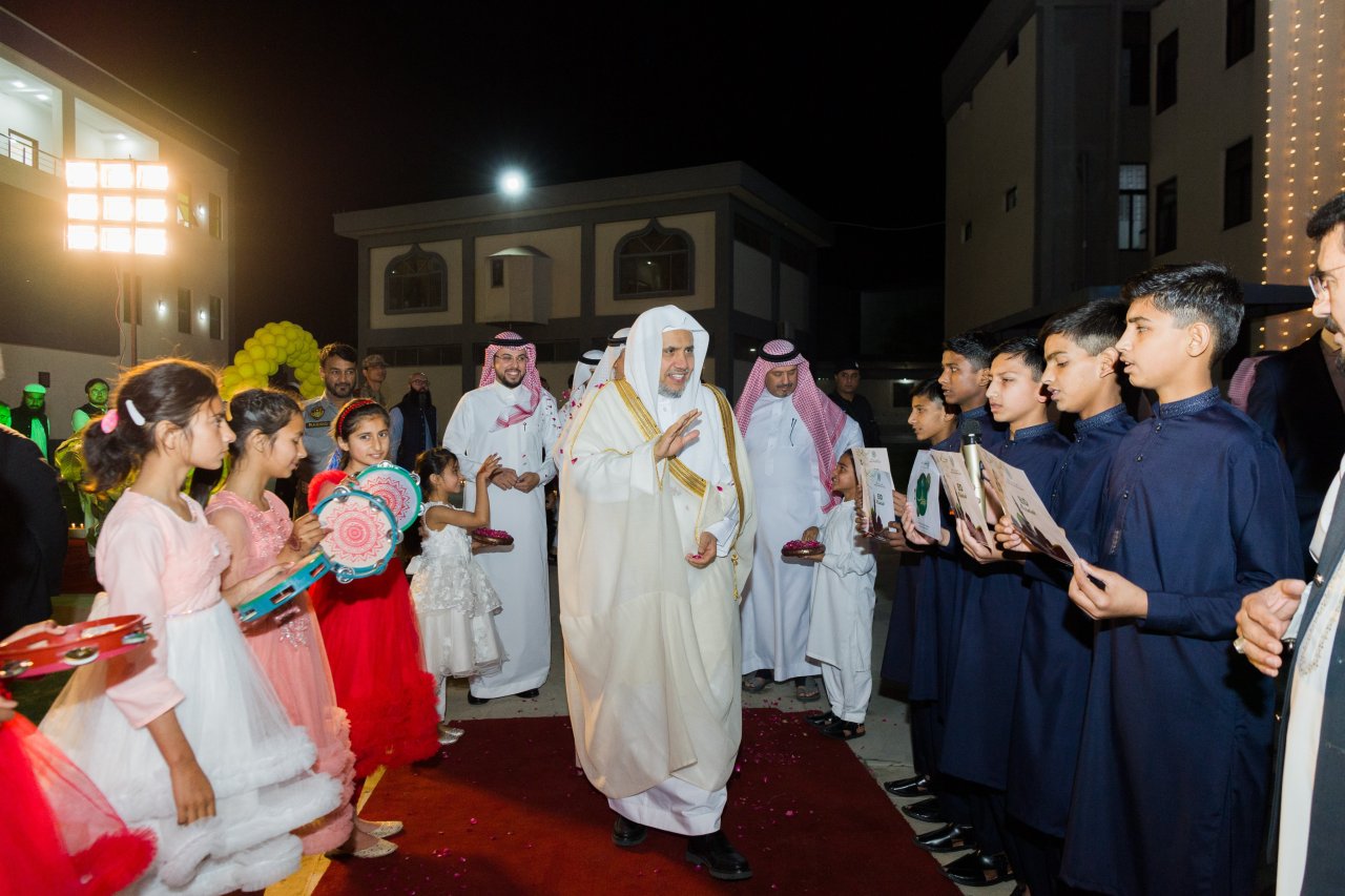 Foto de la celebración del Sheij Mohammed Al-Issa, SG de la LMI, en la festividad del Aid El Fitr en el orfanato Ali bin Abi Talib en Pakistán, que cuenta con cerca de 4600 huérfanos: