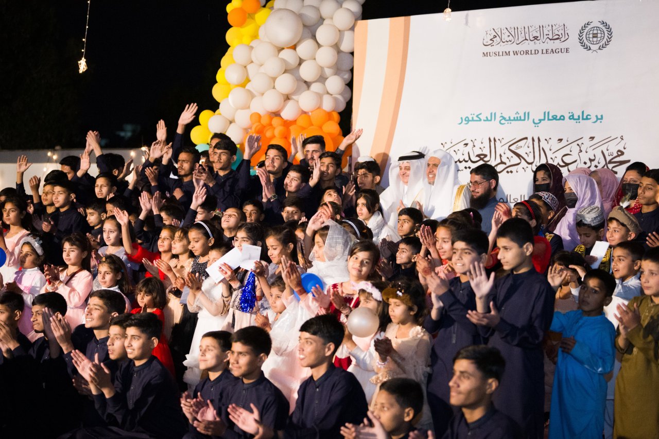 Los niños del orfanato compartieron la alegría del Aid en Islamabad: el Secretario General, el Sheij Mohammed Al-Issa