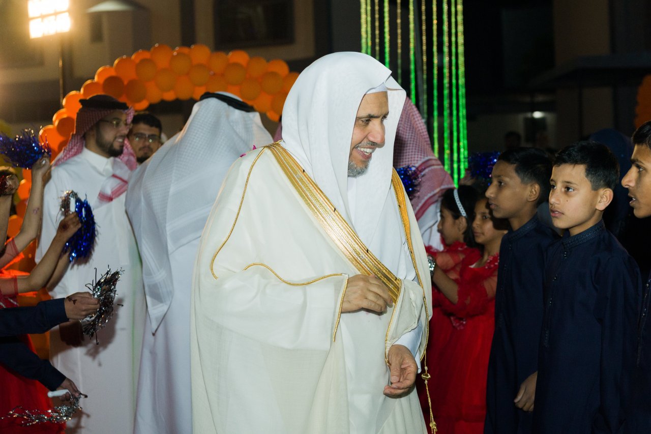 ‏صور من معايدة معالي الأمين العام لرابطة العالم الإسلامي الشيخ د. ⁧‫محمد العيسى‬⁩ لأطفال دار علي بن أبي طالب &quot;رضي الله عنه&quot; للأيتام في ⁧‫باكستان‬⁩ التي يستفيد منها أكثر من 4600 يتيم: