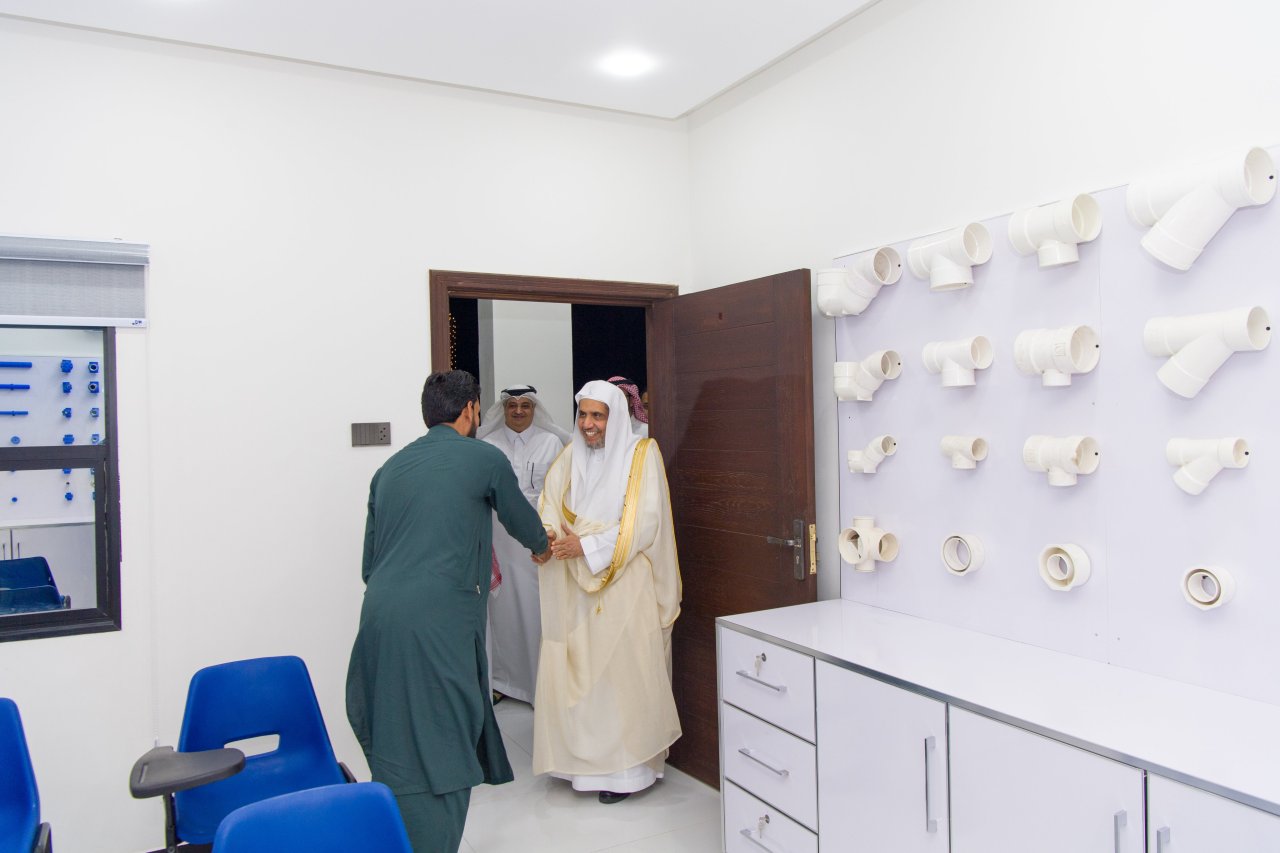 Foto de la celebración del Sheij Mohammed Al-Issa, SG de la LMI, en la festividad del Aid El Fitr en el orfanato Ali bin Abi Talib en Pakistán, que cuenta con cerca de 4600 huérfanos: