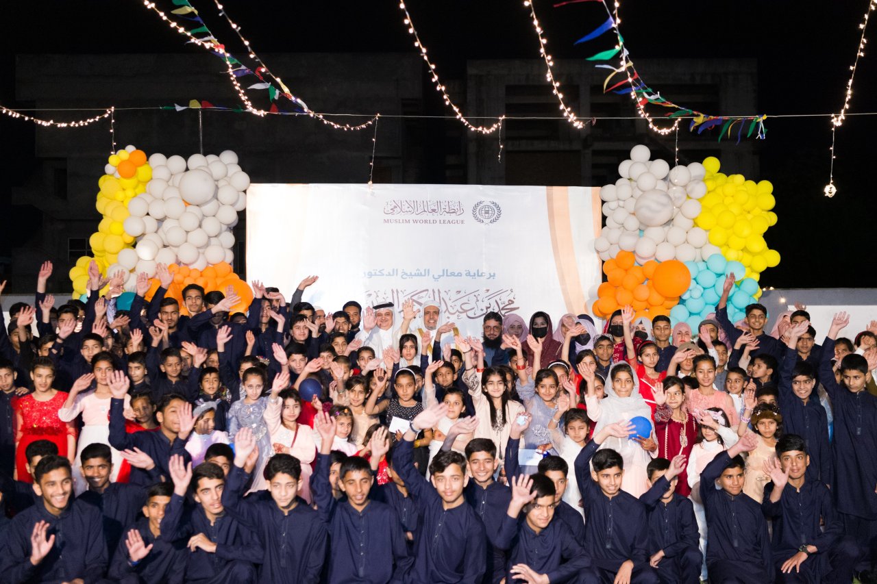 Foto de la celebración del Sheij Mohammed Al-Issa, SG de la LMI, en la festividad del Aid El Fitr en el orfanato Ali bin Abi Talib en Pakistán, que cuenta con cerca de 4600 huérfanos: