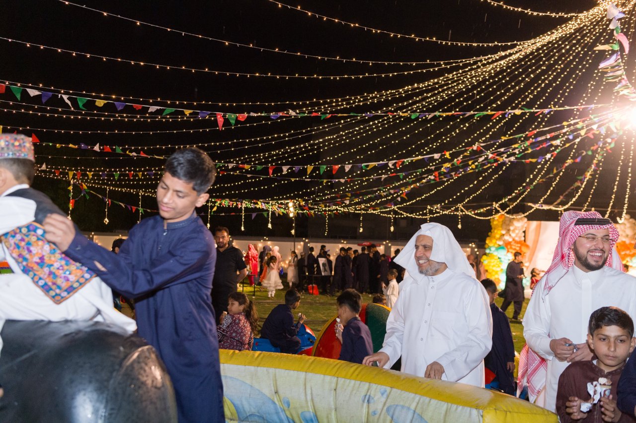 Foto-foto Yang Mulia Sekretaris Jenderal Liga Muslim Dunia Syekh Dr. Mohammed Alissa, mengunjungi anak-anak Panti Asuhan Ali bin Abi Thalib di Pakistan, yang melayani lebih dari 4.600 anak yatim piatu