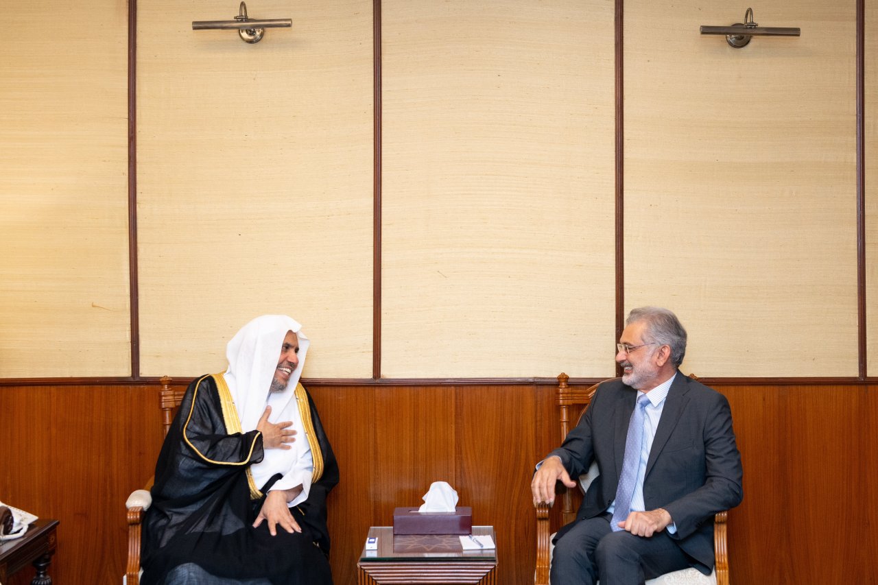El Presidente de la Corte Suprema de la República Islámica de Pakistán, el Sr. Faez Isa, recibe en su oficina en la capital, Islamabad, al Secretario General y Presidente de la Comisión de Ulemas Musulmanes, el Sheij Mohammed Al-Issa.