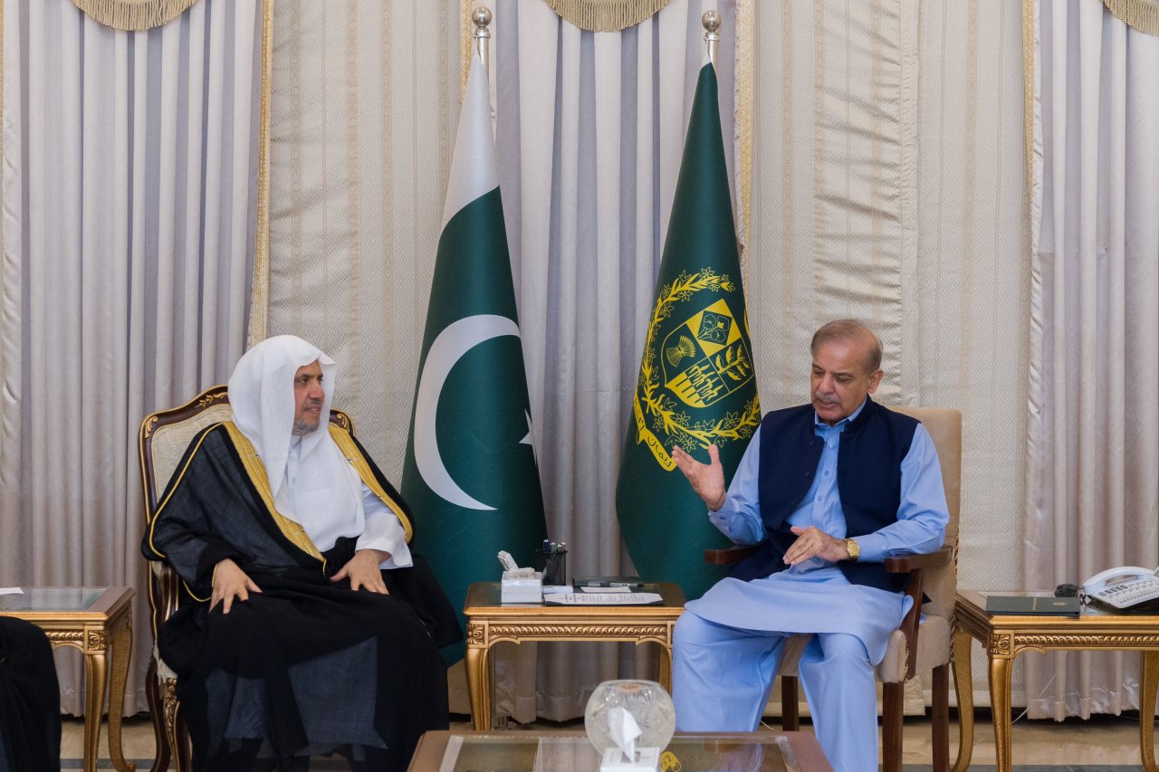 El Primer Ministro de la República Islámica de Pakistán, Sr. Muhammad Shahbaz Sharif, recibió hoy en su oficina en la capital, Islamabad, al Secretario General y Presidente de la Comisión de Ulemas Musulmanes, Sheij Mohammed Al-Issa.