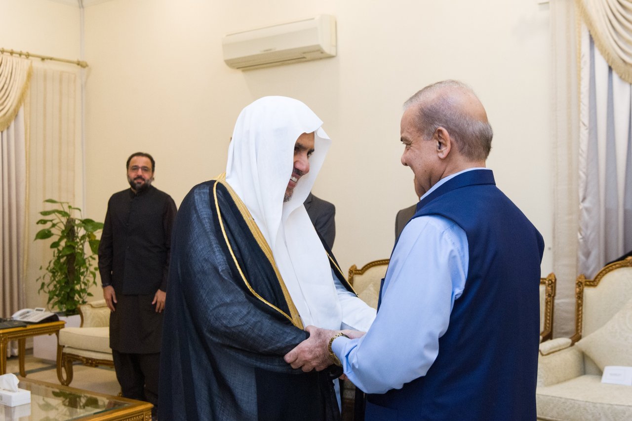 El Primer Ministro de la República Islámica de Pakistán, Sr. Muhammad Shahbaz Sharif, recibió hoy en su oficina en la capital, Islamabad, al Secretario General y Presidente de la Comisión de Ulemas Musulmanes, Sheij Mohammed Al-Issa.