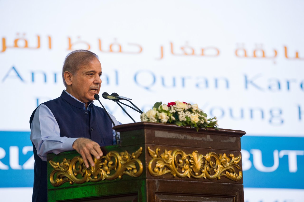 Perdana Menteri Pakistan Yang Mulia, Tuan Muhammad Shehbaz Sharif, dan Yang Mulia Sekjen LMD Syekh Dr. Mohammed Alissa, menghadiri acara penutupan penghargaan untuk para pemenang Kompetisi Tahunan Hafalan Al-Qur’an bagi anak-anak dibawah usia sepuluh tahun