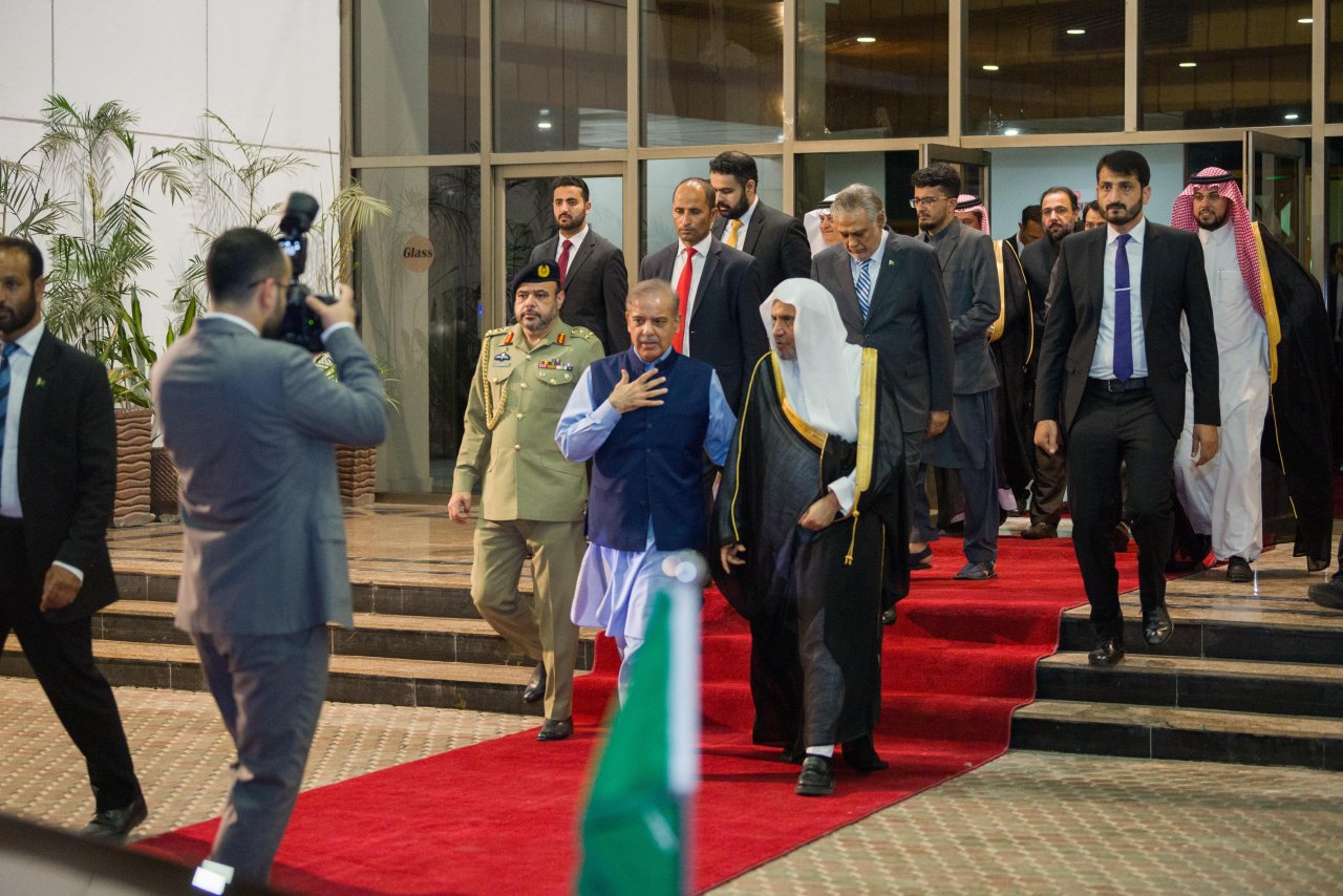 Perdana Menteri Pakistan Yang Mulia, Tuan Muhammad Shehbaz Sharif, dan Yang Mulia Sekjen LMD Syekh Dr. Mohammed Alissa, menghadiri acara penutupan penghargaan untuk para pemenang Kompetisi Tahunan Hafalan Al-Qur’an bagi anak-anak dibawah usia sepuluh tahun