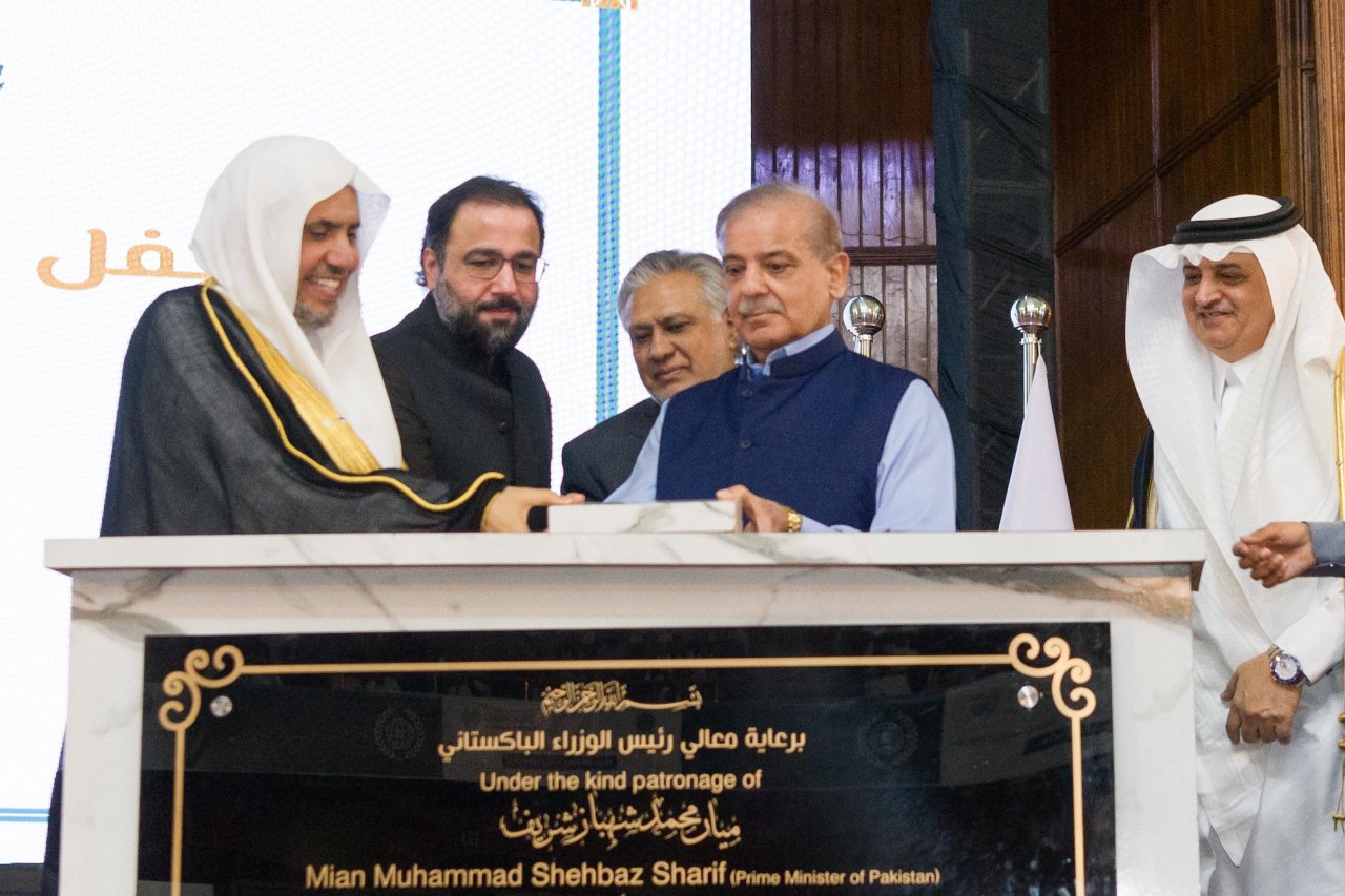 Perdana Menteri Pakistan Yang Mulia, Tuan Muhammad Shehbaz Sharif, dan Yang Mulia Sekjen LMD Syekh Dr. Mohammed Alissa, menghadiri acara penutupan penghargaan untuk para pemenang Kompetisi Tahunan Hafalan Al-Qur’an bagi anak-anak dibawah usia sepuluh tahun