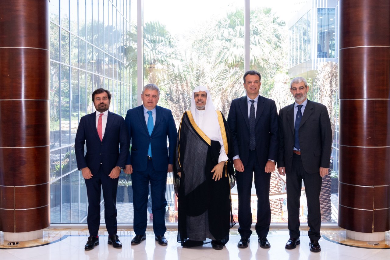 استقبل معالي الشيخ د.⁧‫محمد العيسى‬⁩، في مكتبه بالرياض ظهر اليوم، وفدًا رفيعًا من مجلس الشيوخ والبرلمان الإيطالي، برئاسة السيناتور ماريوا سكوريا