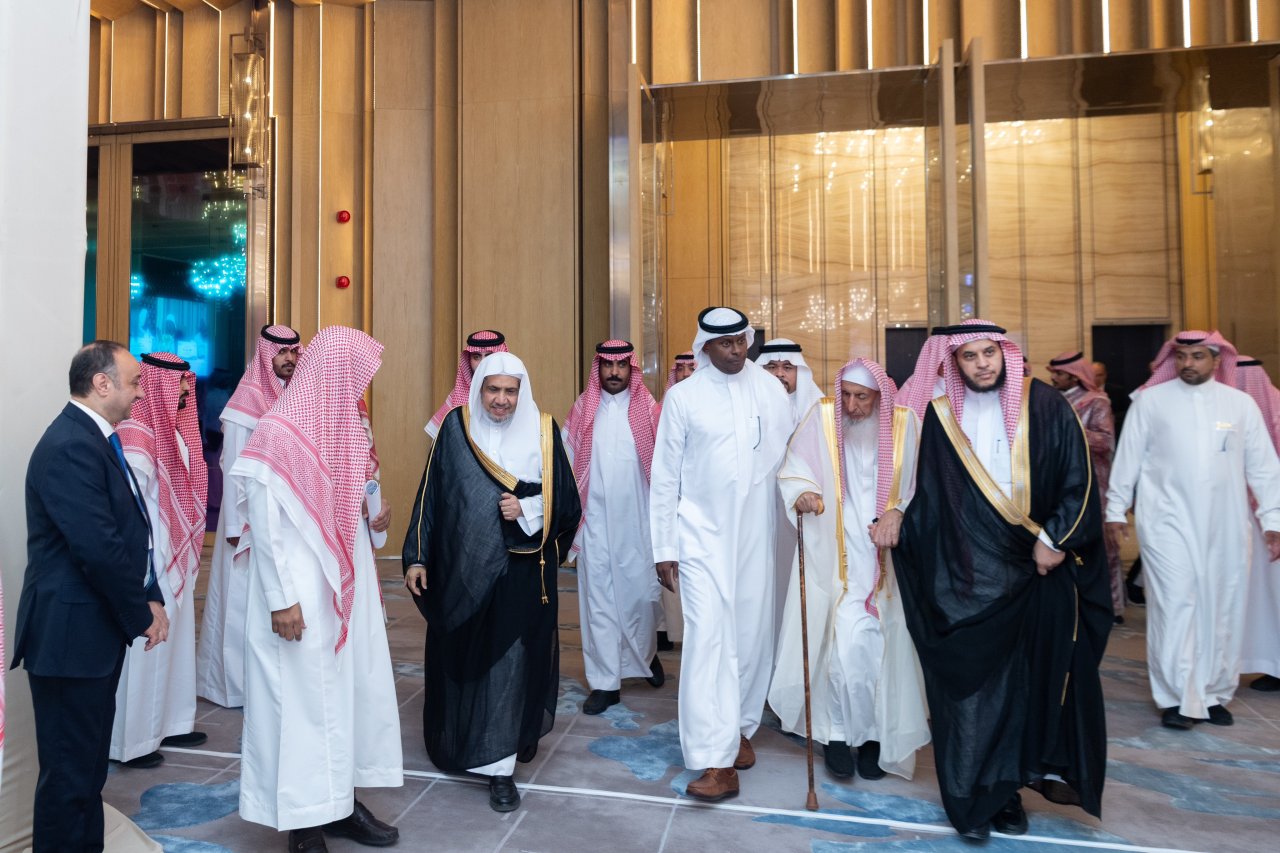 Les grands savants de la jurisprudence de la communauté islamique sous l’égide du Comité de jurisprudence islamique présidé par le grand mufti du Royaume d’Arabie Saoudite.