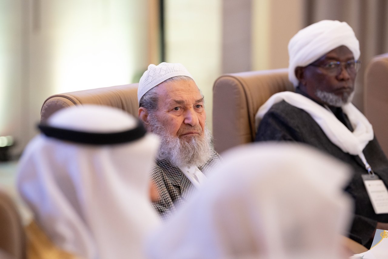 اين مجمع دارای یک مرکز اطلاعاتی جهت پیگیری مسائل پیش روی جهان اسلام و جوامع اسلامی است که نیاز به بررسی و مطالعه دارد، و فرهنگ لغت فقه و علوم آن را توسعه می دهد تا اصطلاحات فقهی را روشن نماید.