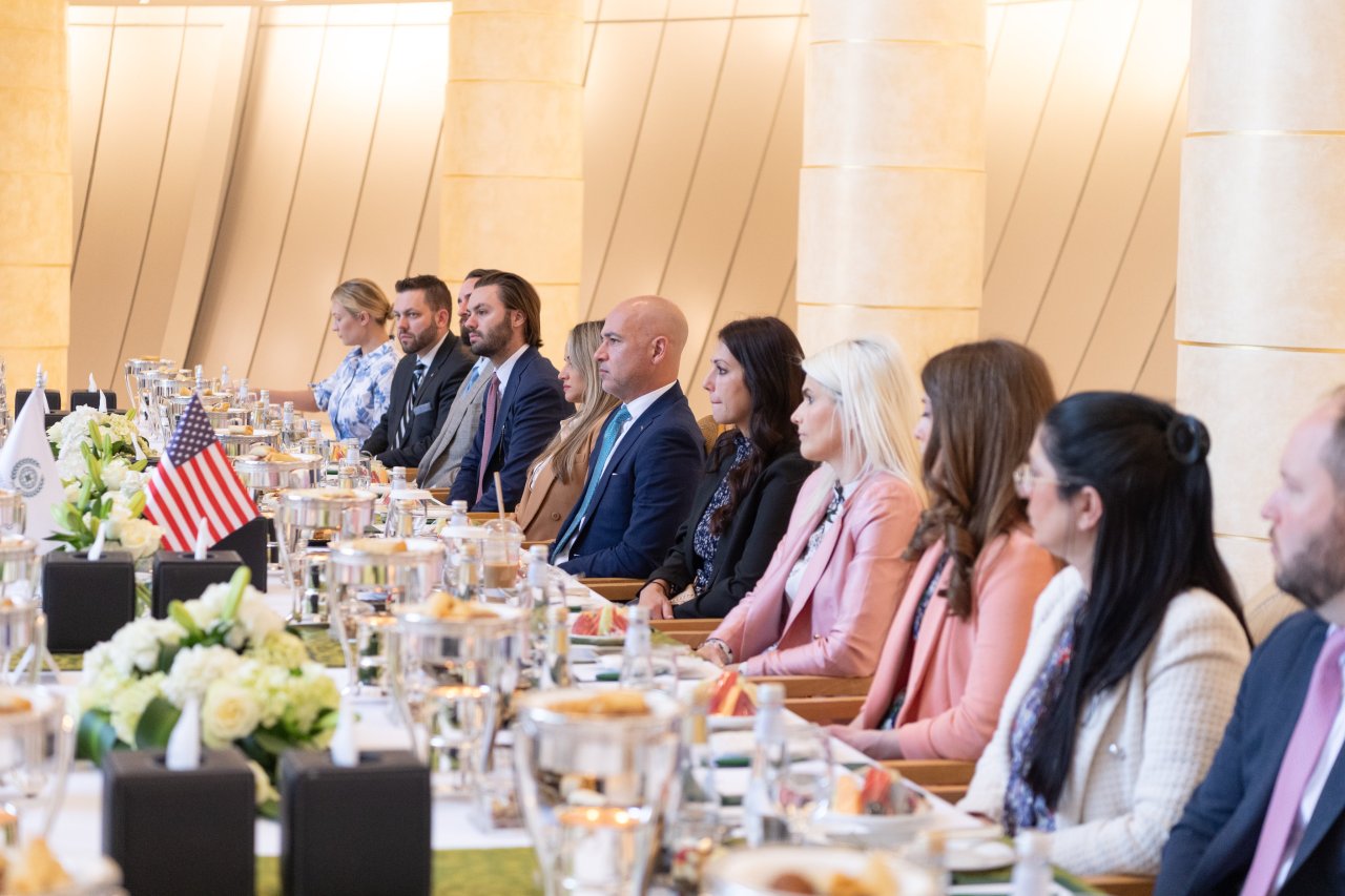 ‏التقى معالي الأمين العام، الشيخ د.⁧‫محمد العيسى‬⁩، في مكتبه بالرياض، وفدًا من كبار مستشاري أعضاء الكونغرس الأمريكي ومساعديهم