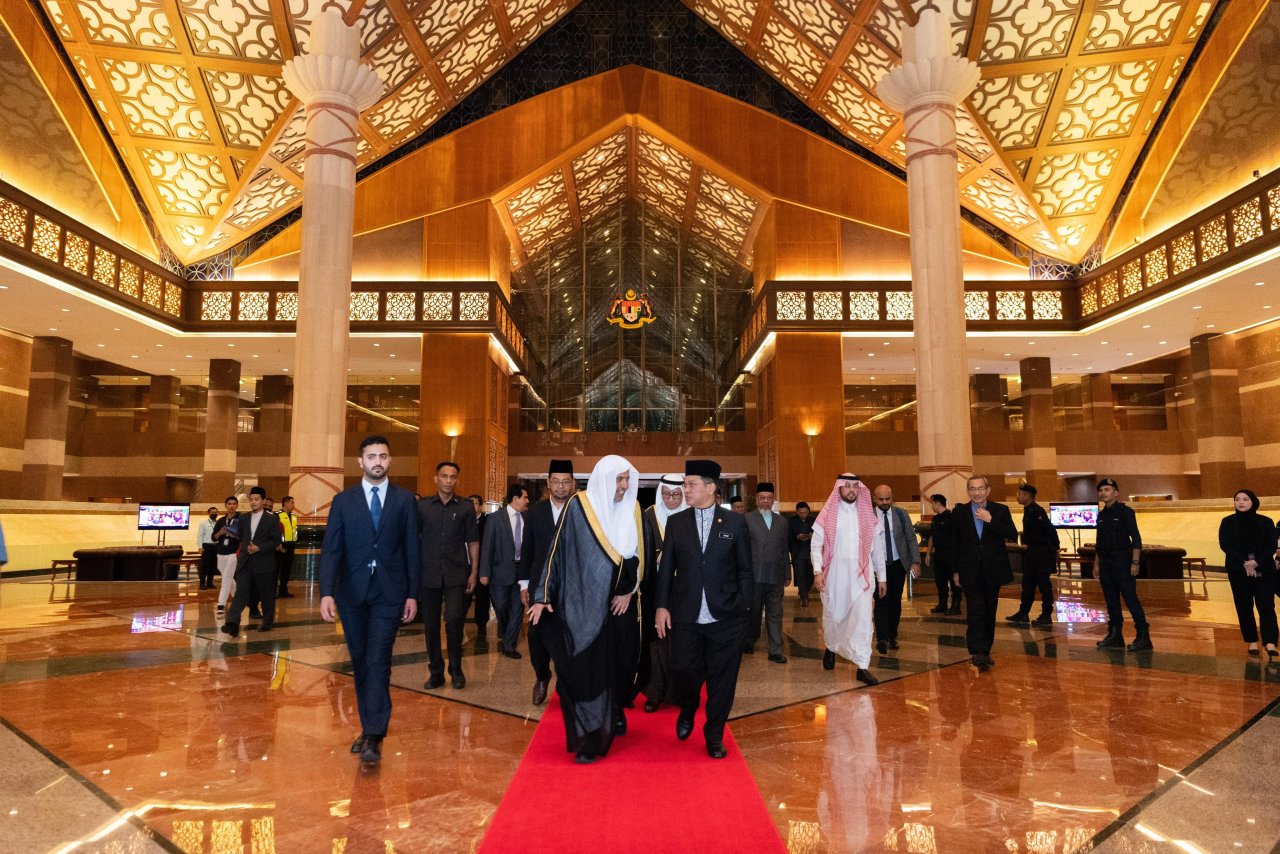 ‏معالي الأمين العام الشيخ د.⁧‫محمد العيسى‬⁩ يصل الآن العاصمة كوالالمبور، وفي استقباله معالي الوزير برئاسة مجلس الوزراء، السيناتور د.محمد نعيم، وعدد من العلماء والشخصيات الحكومية