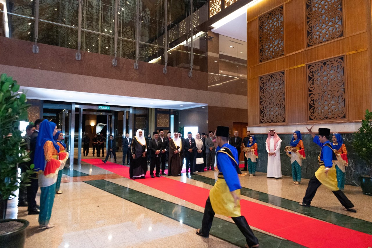 ‏معالي الأمين العام الشيخ د.⁧‫محمد العيسى‬⁩ يصل الآن العاصمة كوالالمبور، وفي استقباله معالي الوزير برئاسة مجلس الوزراء، السيناتور د.محمد نعيم، وعدد من العلماء والشخصيات الحكومية