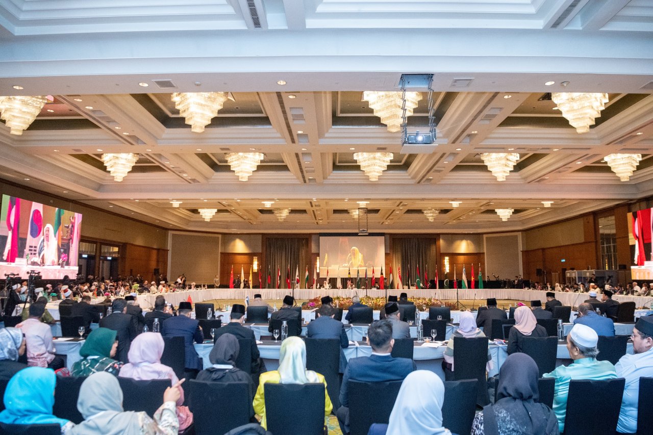 معالي الأمين العام، الشيخ د. محمد العيسى، يدشِّن، رفقةَ نائب رئيس الوزراء الماليزي، &quot;مجلسَ علماء آسْيان&quot; في العاصمة كوالالمبور، برعاية دولة رئيس الوزراء، وتحت مظلّة رابطة العالم الإسلامي