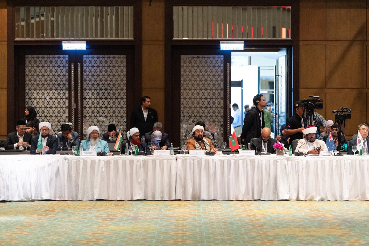 أولُ مجلسٍ إسلاميٍّ جامعٍ في المنطقة: يضمّ &quot;مجلسُ علماء آسْيان&quot; كبار المفتين والعلماء في دُوَل جنوب شرق آسيا، ويُعدّ باكورة &quot;المجالس العُلَمائية الإقليمية&quot; التي عمِلت رابطة العالم الإسلامي على تأسيسها حول العالم