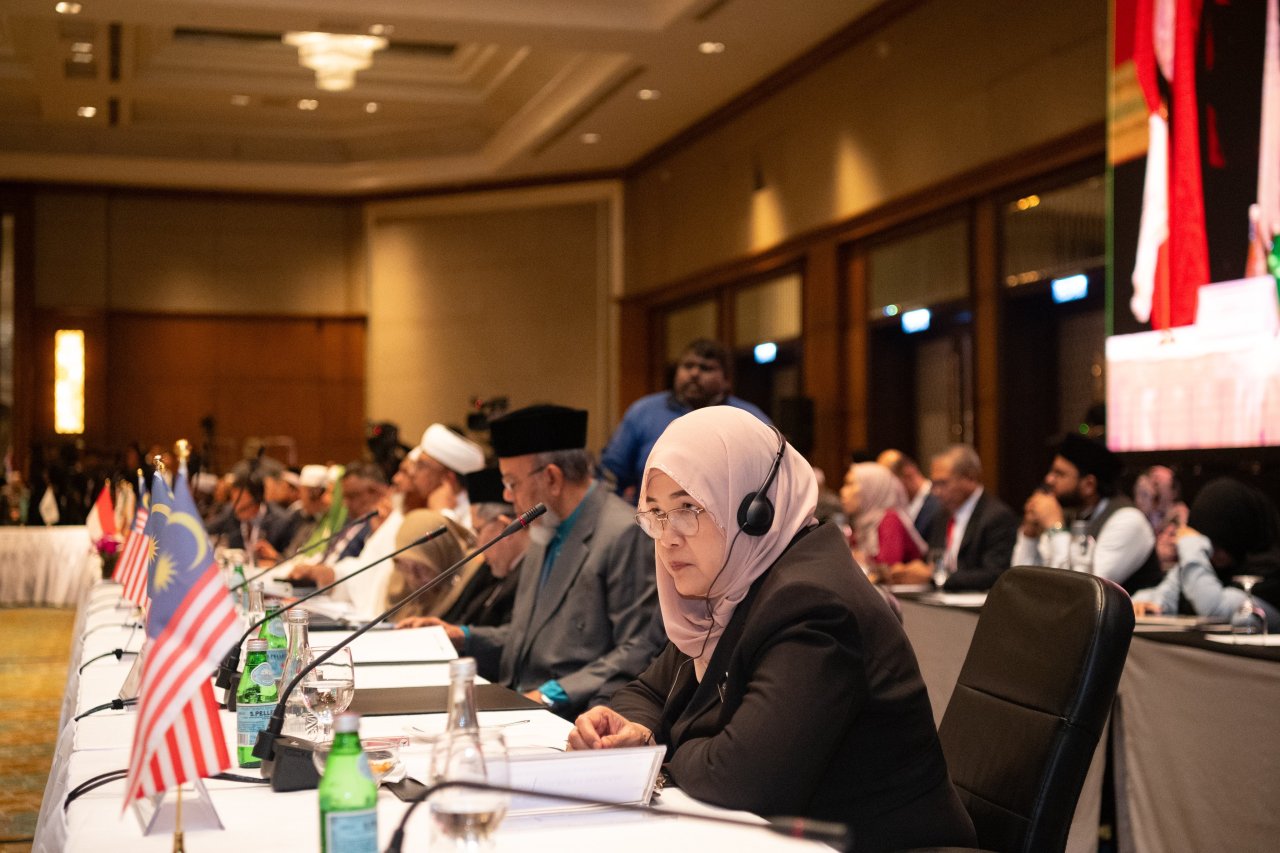 كما يسعى &quot;مجلسُ علماء آسْيان&quot; إلى تعزيز التواصُل بين الشعوب داخل دُوَلِ المنطقة، وبينها وبين العالَم الإسلامي، بالإضافة إلى إطلاق مبادراتٍ عمليةٍ لتعزيز الهُوية الإسلامية في إطار الوئام المجتمعي والمواطَنة الشاملة