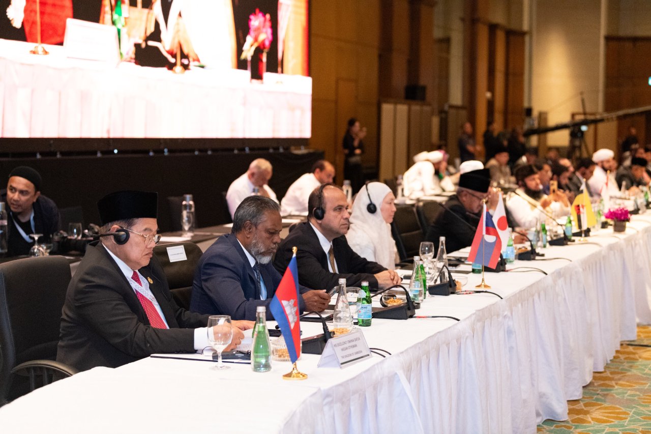 El Secretario General, el Sheij Mohammed Al-Issa, durante la conferencia de prensa con los medios asiáticos, después de la inauguración del &quot;Consejo de Sabios de la ASEAN&quot;