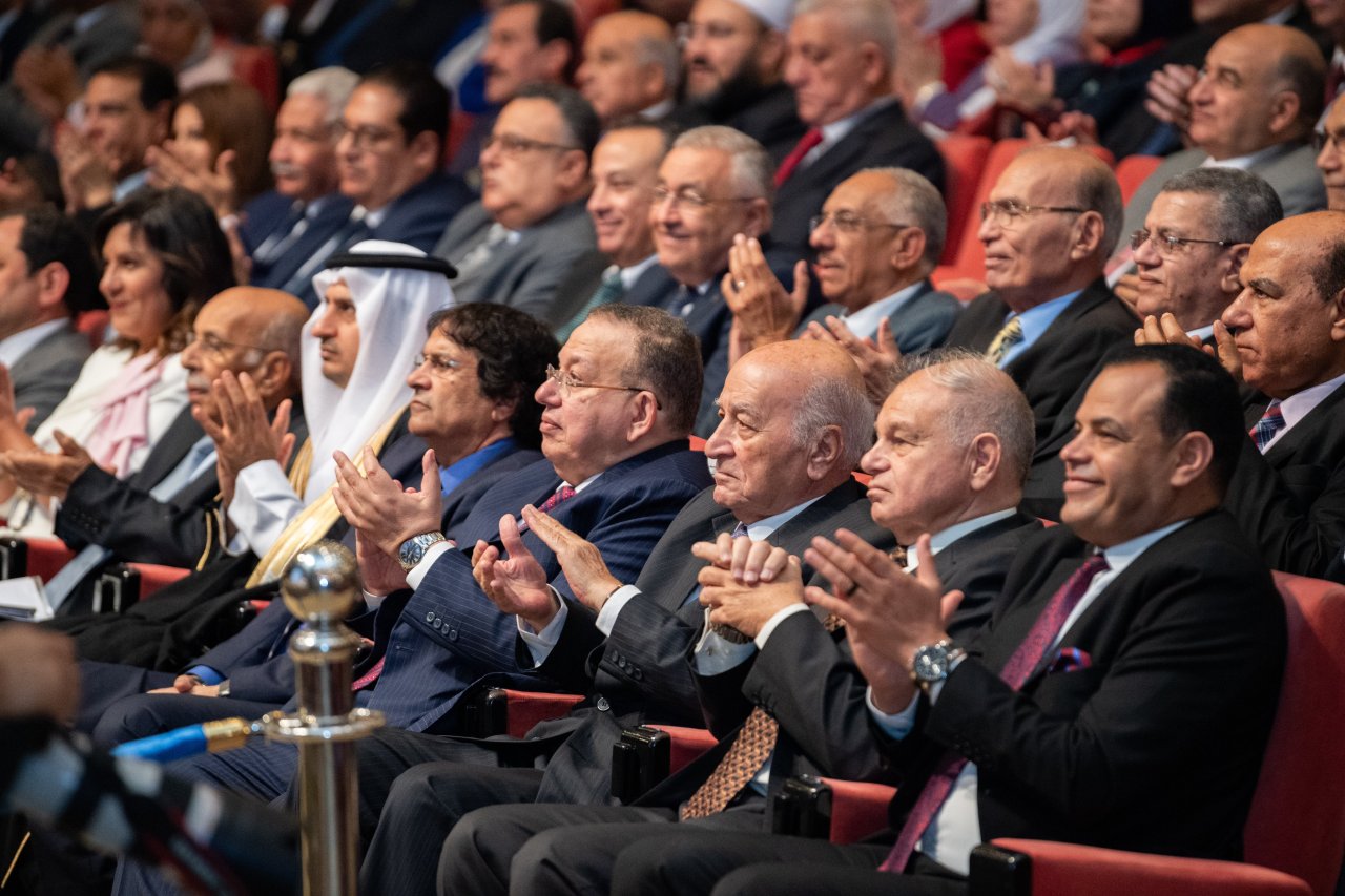 En presencia de cerca de 1600 personas, entre ellas Ministros, directores de universidades, decanos de facultades, académicos y estudiantes: