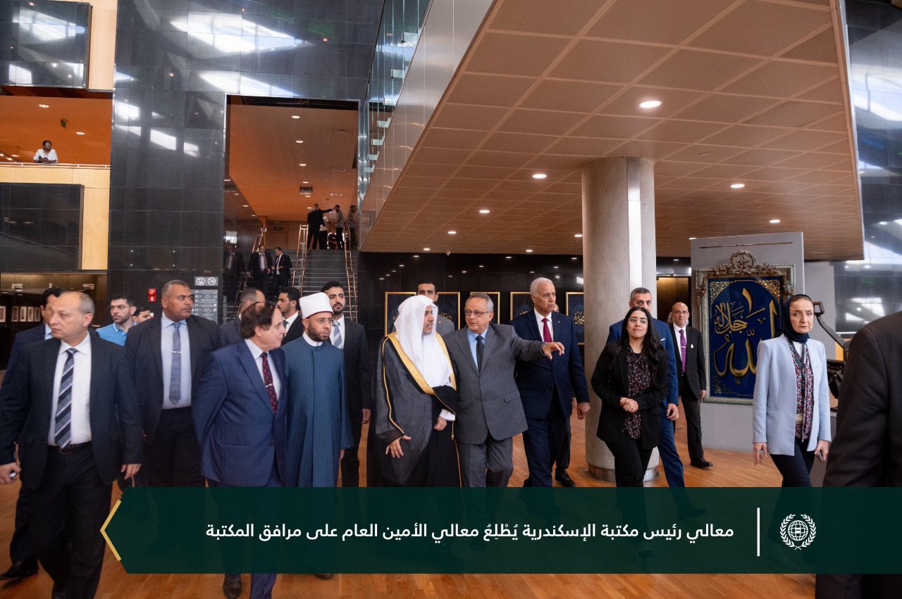 اصطحب معالي رئيس مكتبة الإسكندرية د.أحمد زايد، معاليَ الأمين العام الشيخ د.⁧‫محمد العيسى‬⁩ في جولةٍ في مكتبة الإسكندرية.