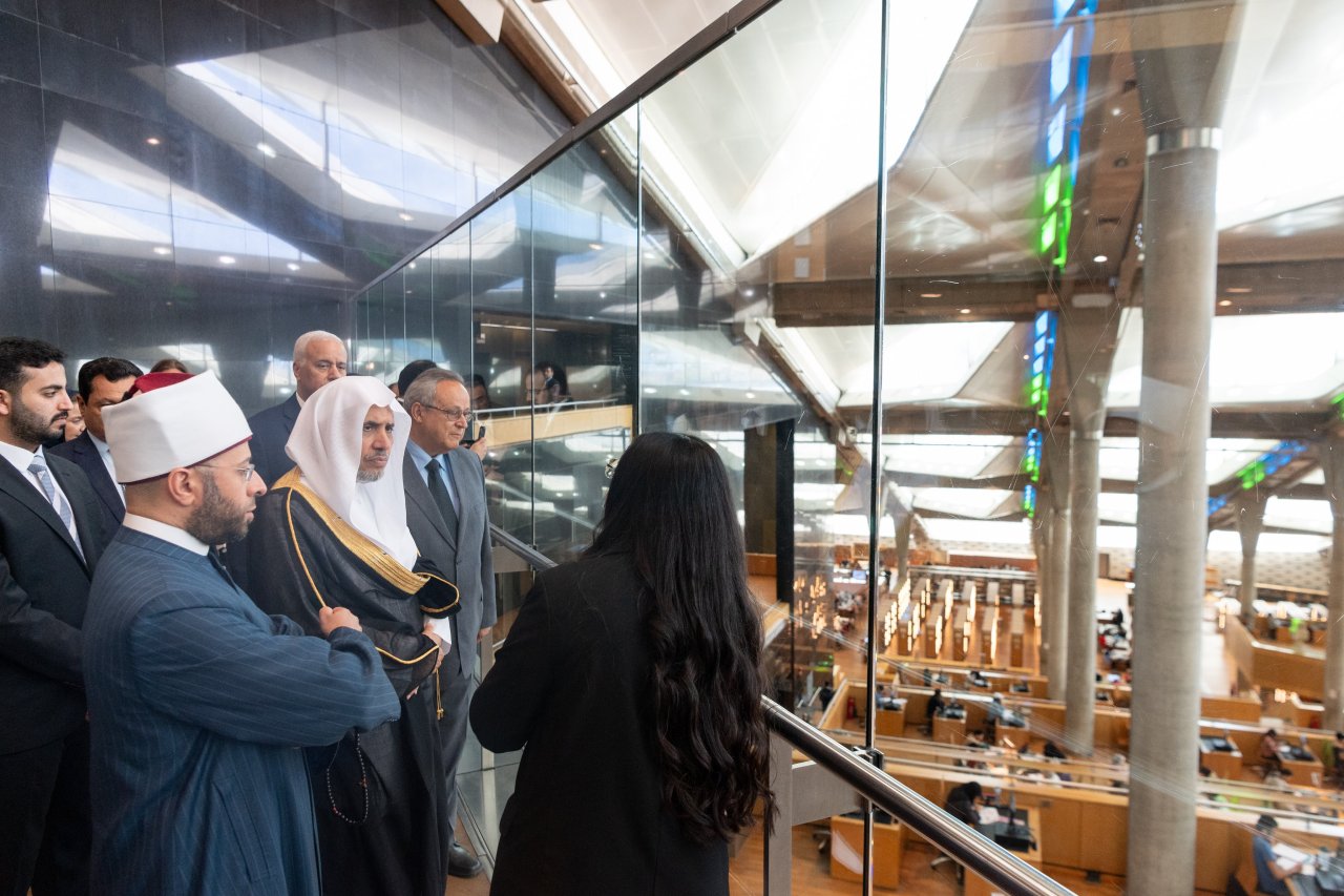 En presencia de cerca de 1600 personas, entre ellas Ministros, directores de universidades, decanos de facultades, académicos y estudiantes: