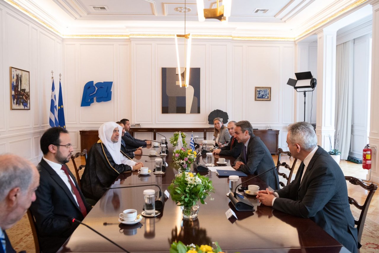 دولة رئيس وزراء اليونان يستقبل د.العيسى