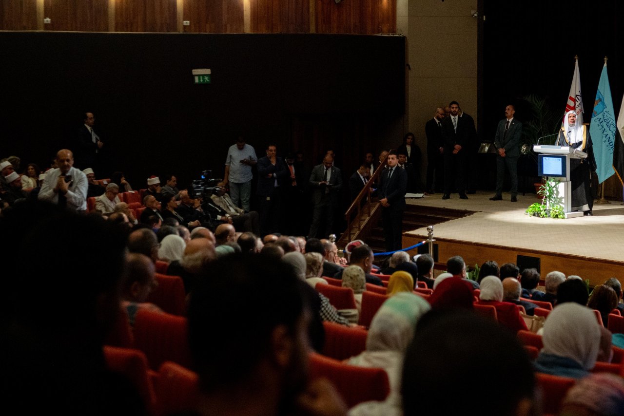 بحضورٍ ناهز ١٦٠٠ شخصٍ بين وزراء وأكاديميين وطلاب جامعات وتلبيةً لدعوة مدير المكتبة