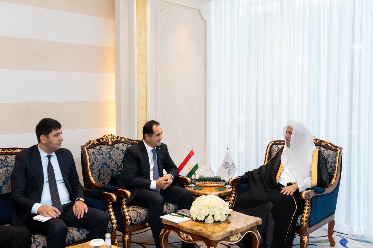 ‏التقى معالي الأمين العام، الشيخ د.⁧‫محمد العيسى‬⁩، معاليَ السفير فوق العادة، والمفوّض لجمهورية طاجيكستان لدى المملكة العربية السعودية، السيد أكرم كريمي