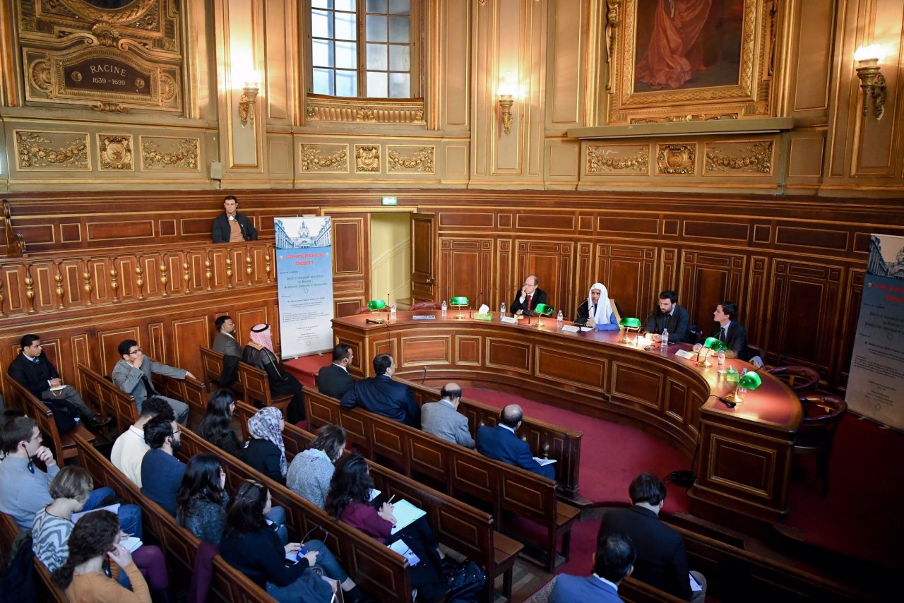 Le SG tenant une conférence à l'université de La Sorbonne devant un certains nombres d'étudiants et de grands académiciens.
