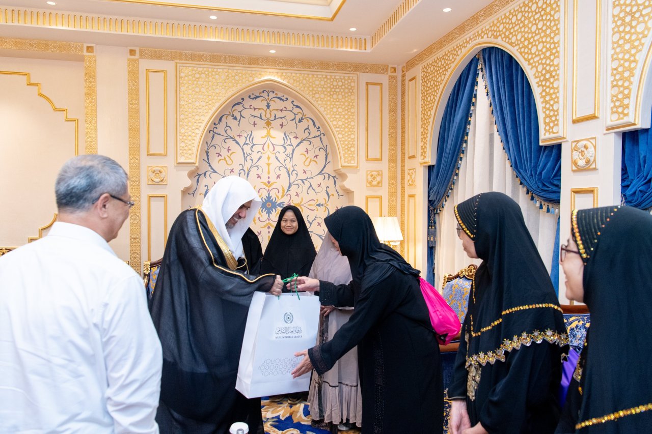 استقبل معالي الأمين العام رئيسُ هيئة علماء المسلمين الشيخ د.⁧‫محمد العيسى‬⁩، في مكتبه بمكة المكرمة فضيلةَ رئيس الجمعية الإسلامية في تايبيه والوفد المرافق له