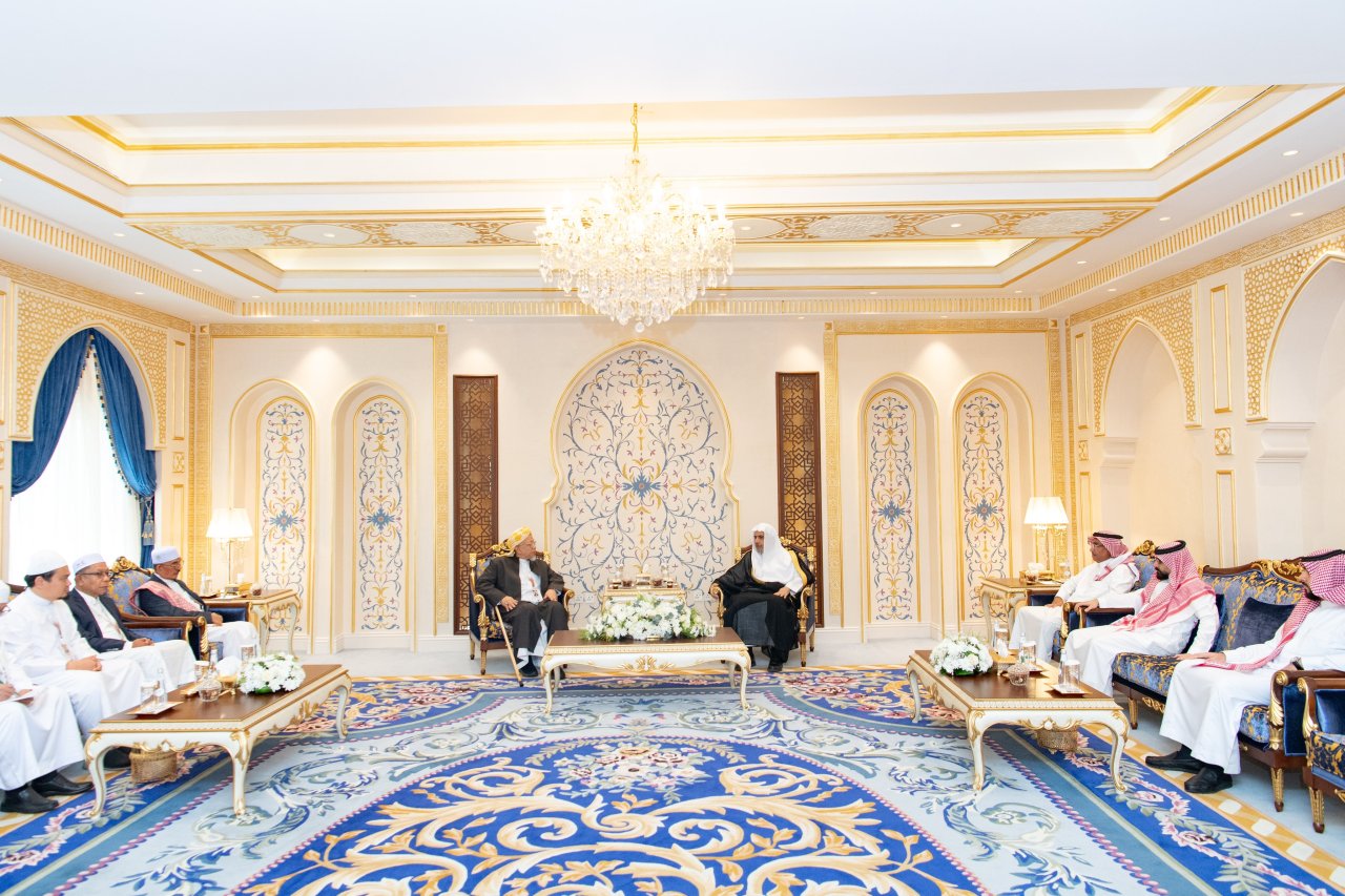 استقبل معالي الأمين العام، رئيس هيئة علماء المسلمين، فضيلة الشيخ د. ⁧‫محمد العيسى‬⁩، بمكتبه بمكة المكرمة، وفداً من مملكة تايلاند، برئاسة سماحة شيخ الإسلام أرون بونشوم