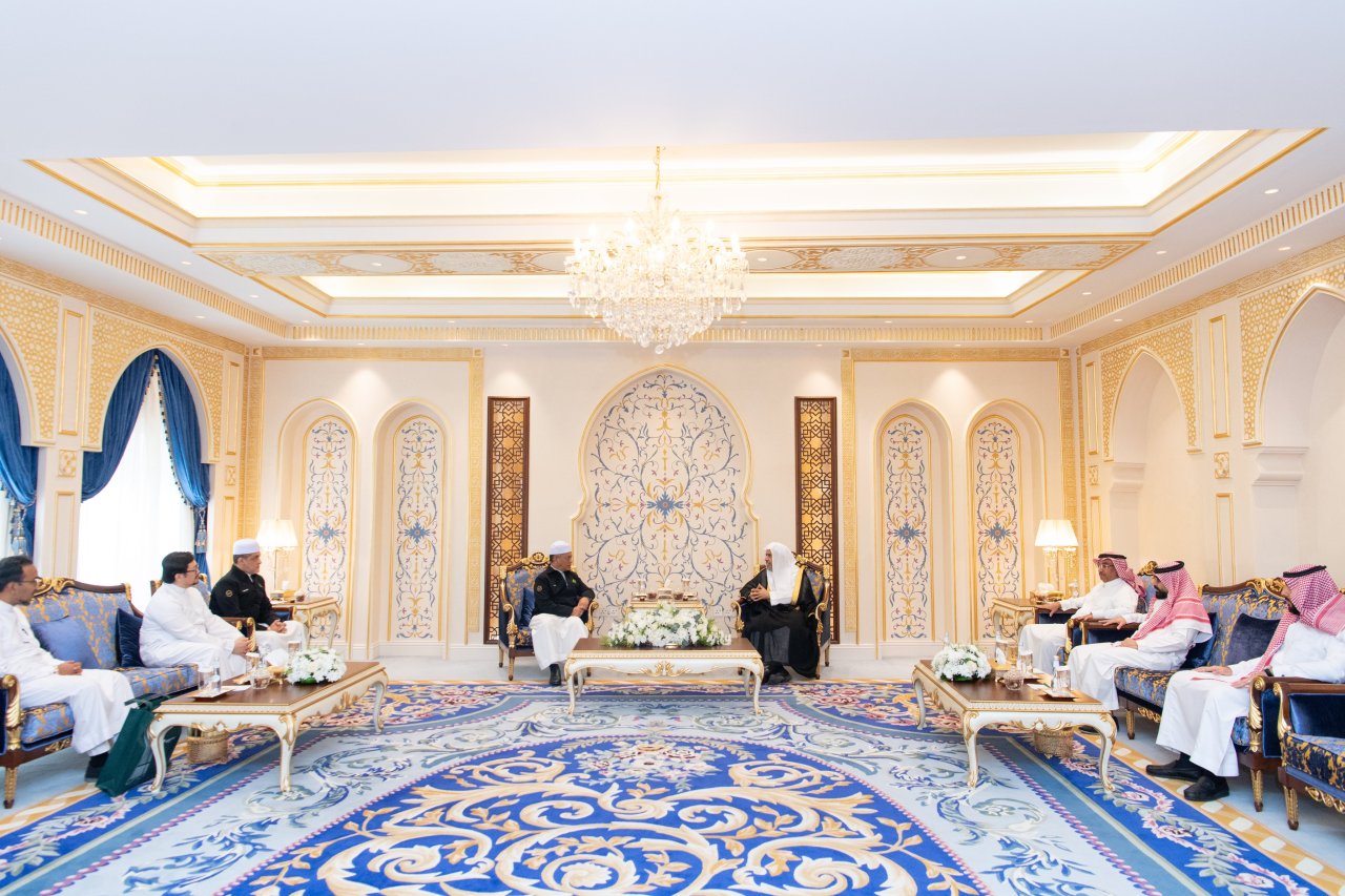 En la sede de la Liga del Mundo Islámico en La Meca, el Sheij Mohammed Al-Issa