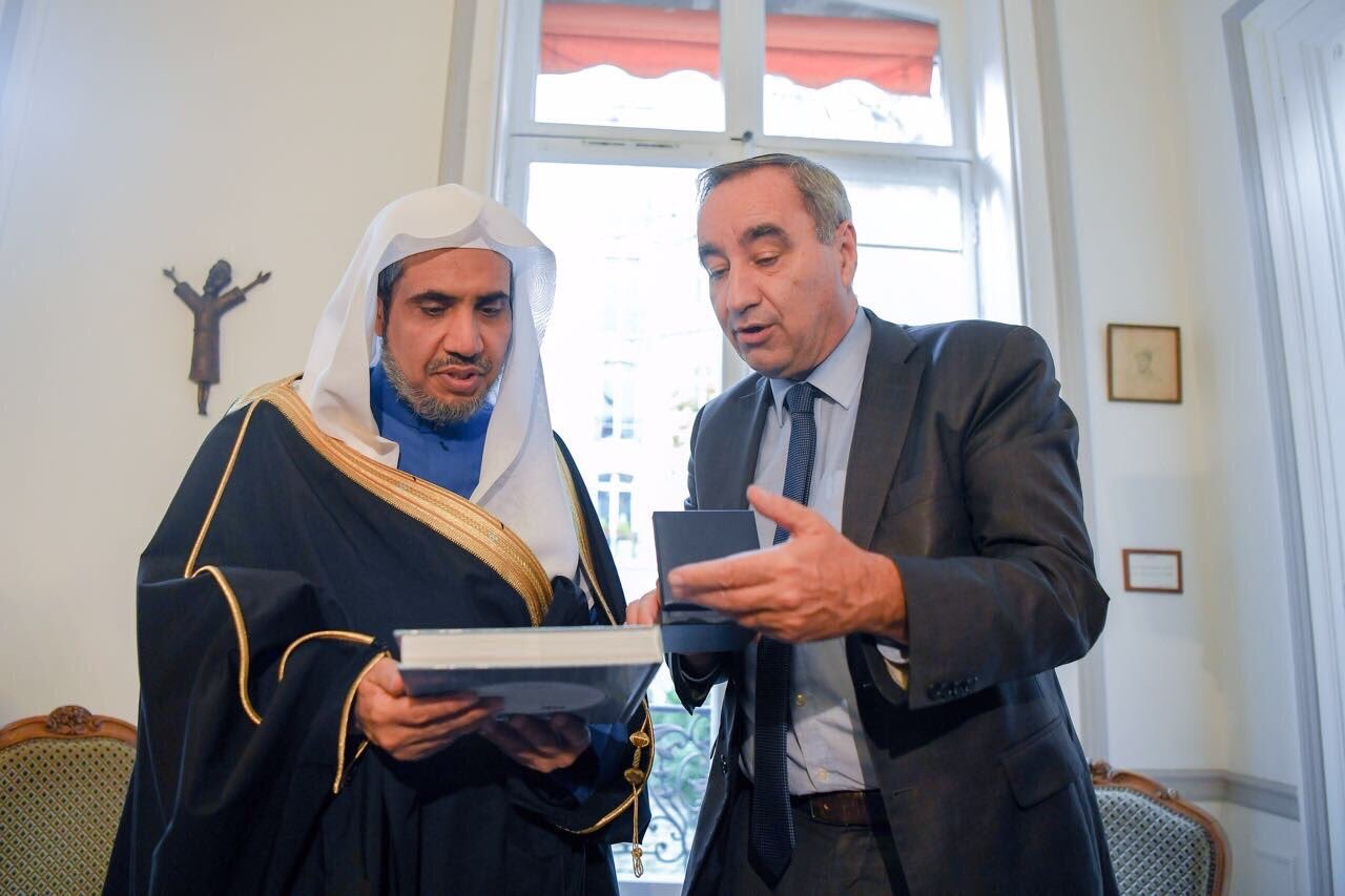 Le SG à Paris avec le président de l'Union des Églises Protestantes, dans le cadre de rencontres déterminantes avec divers responsables religieux en vue d'établir l'harmonie, la paix, l'entraide et la cohabitation.