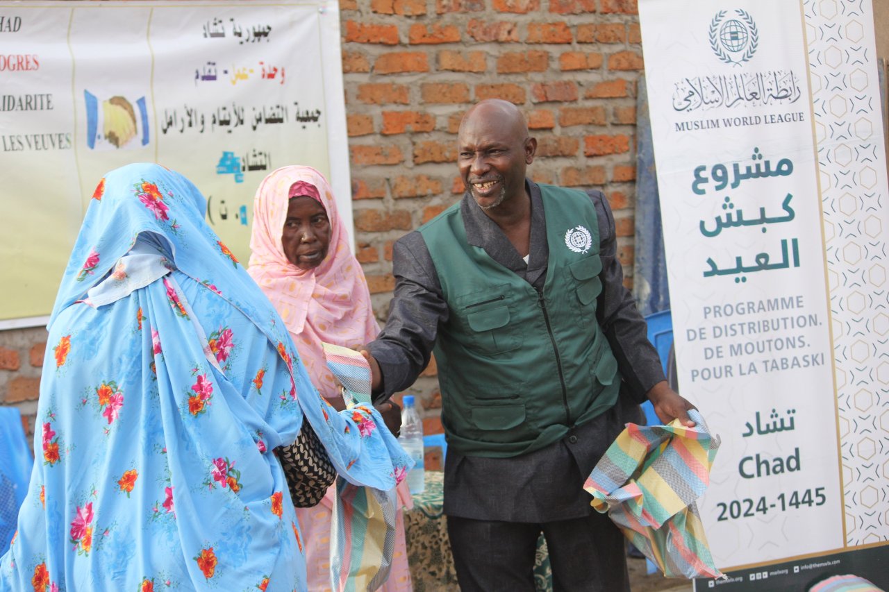 بفرحة العيد؛ نَصلُ للمسلمين  في القُرى النائية، ووفق أعلى المعايير. ‏تواصل ⁧‫رابطة العالم الإسلامي‬⁩ تنفيذ مشروع &quot;كبْش العيد&quot; للمسلمين المحتاجين في الدول الإسلامية ودول الأقليات لمشاركتهم الفرحة بعيد الأضحى