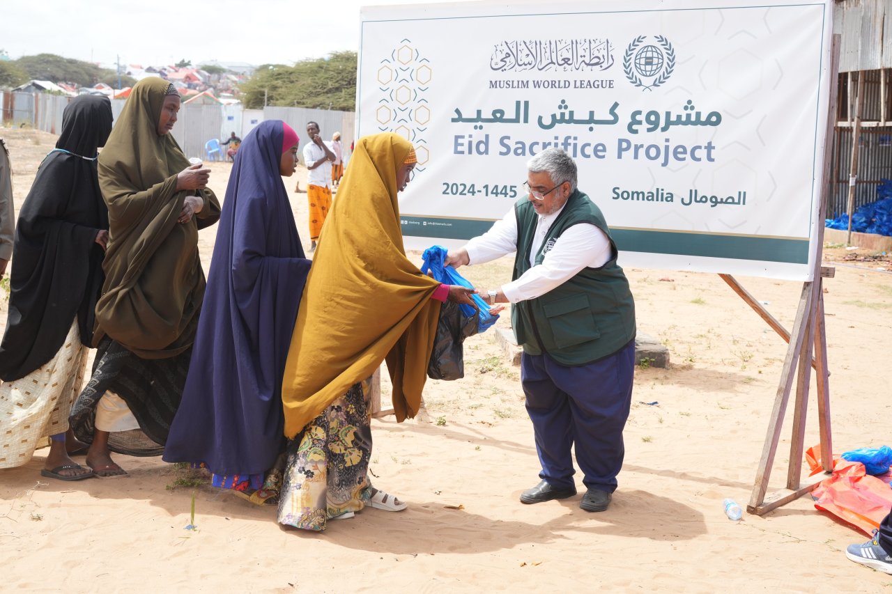 بفرحة العيد؛ نَصلُ للمسلمين  في القُرى النائية، ووفق أعلى المعايير. ‏تواصل ⁧‫رابطة العالم الإسلامي‬⁩ تنفيذ مشروع &quot;كبْش العيد&quot; للمسلمين المحتاجين في الدول الإسلامية ودول الأقليات لمشاركتهم الفرحة بعيد الأضحى
