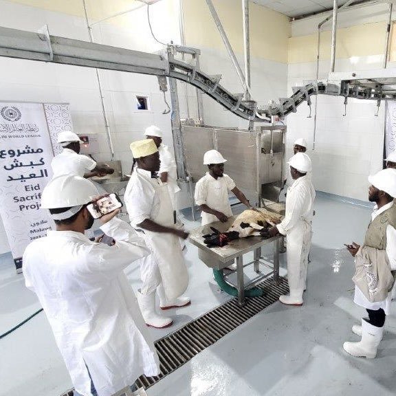 بفرحة العيد؛ نَصلُ للمسلمين  في القُرى النائية، ووفق أعلى المعايير. ‏تواصل ⁧‫رابطة العالم الإسلامي‬⁩ تنفيذ مشروع &quot;كبْش العيد&quot; للمسلمين المحتاجين في الدول الإسلامية ودول الأقليات لمشاركتهم الفرحة بعيد الأضحى