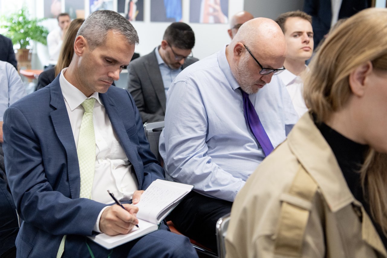 خلال استضافته بمركز أبحاث &quot;Policy Exchange&quot; ببريطانيا  د.العيسى: على المجتمع الدوليّ التحرّك بضمير حيٍّ ومسؤولية تاريخية لإيقاف جرائم القتل الجماعي بغزة