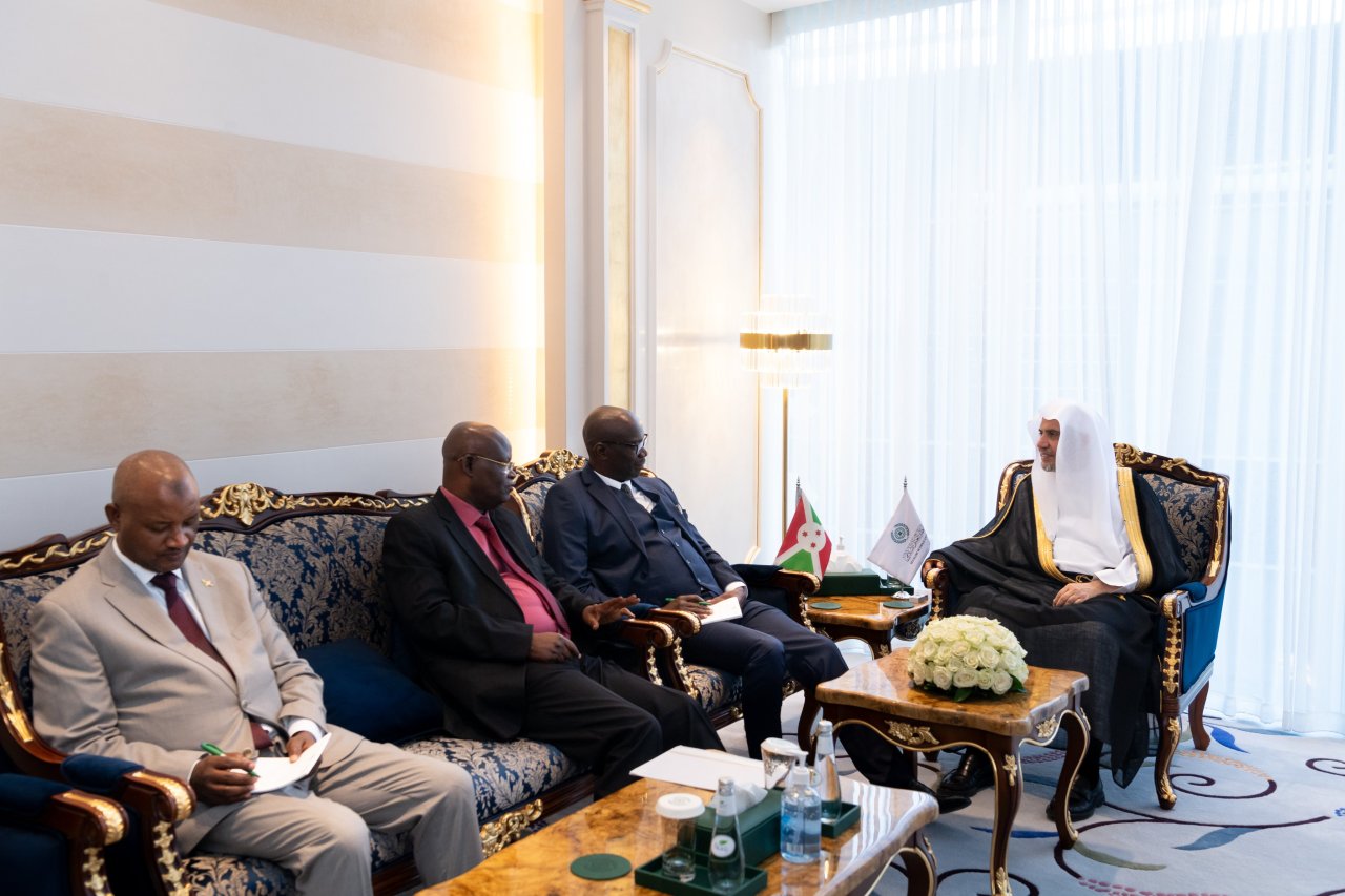 استقبل معالي الأمين العام، رئيس هيئة علماء المسلمين، فضيلة الشيخ د.⁧‫محمد العيسى‬⁩، في مكتبه بالرياض، مبعوثَ فخامة رئيس جمهورية بورندي، معالي السيد ريفيرين نديكوريو، الأمين العام للحزب الحاكم ونائب الرئيس