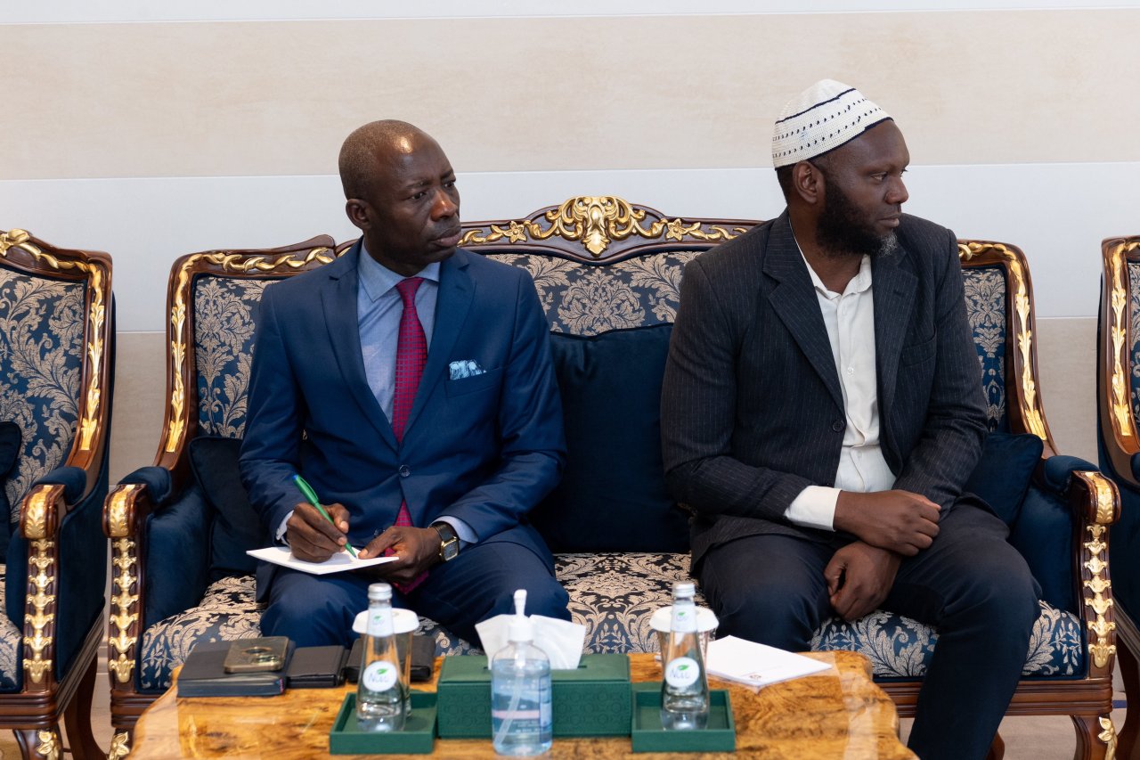 استقبل معالي الأمين العام، رئيس هيئة علماء المسلمين فضيلة الشيخ د.⁧‫محمد العيسى‬⁩، في مكتبه ظهر اليوم، سعادةَ سفير جمهورية غينيا بيساو لدى المملكة العربية السعودية السيد دينو سيدي، والوفدَ المرافق له
